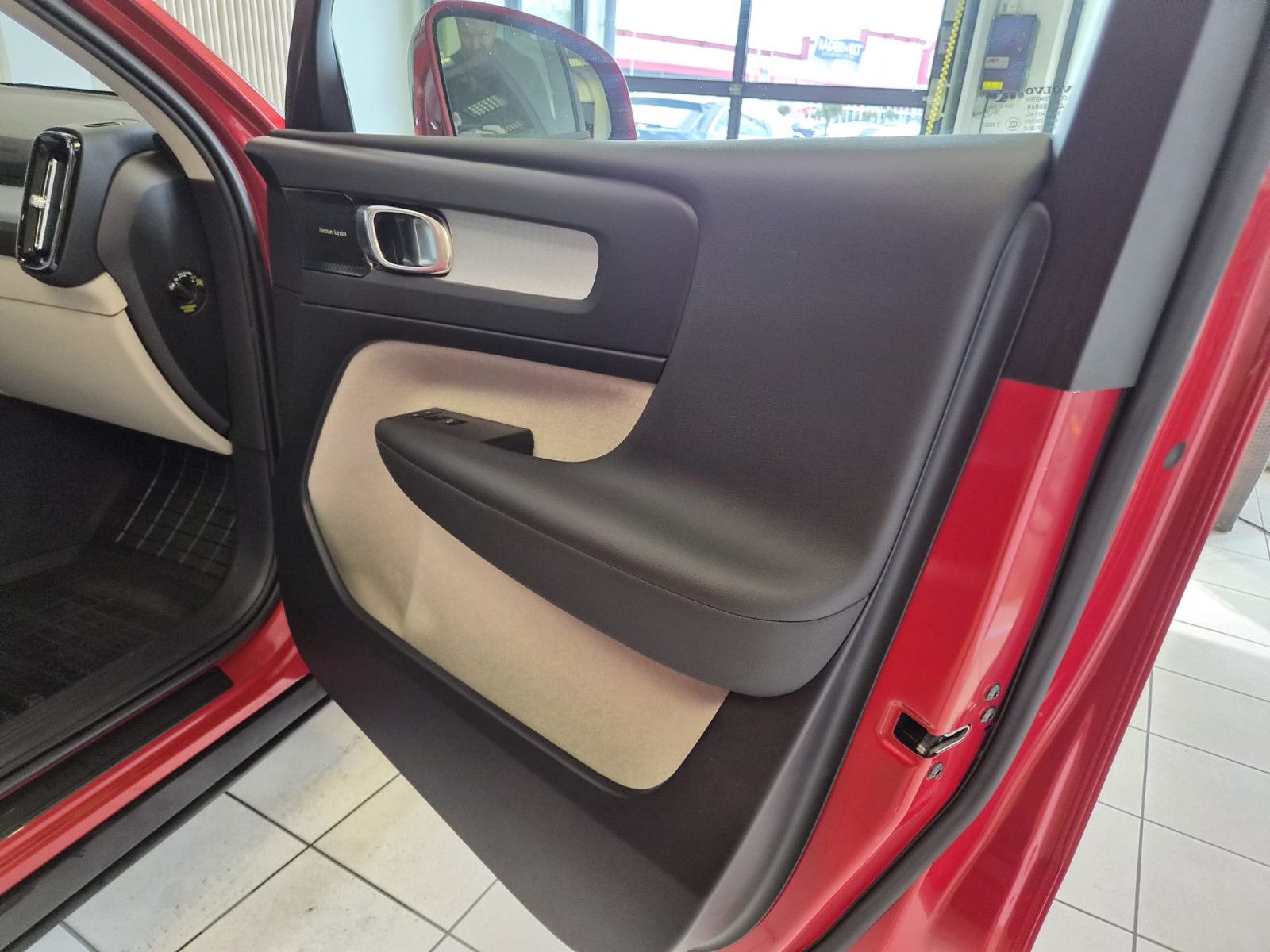 Fahrzeugabbildung Volvo XC 40Momentum AWD / H&K Sound / 1. Hand / S-HEFT