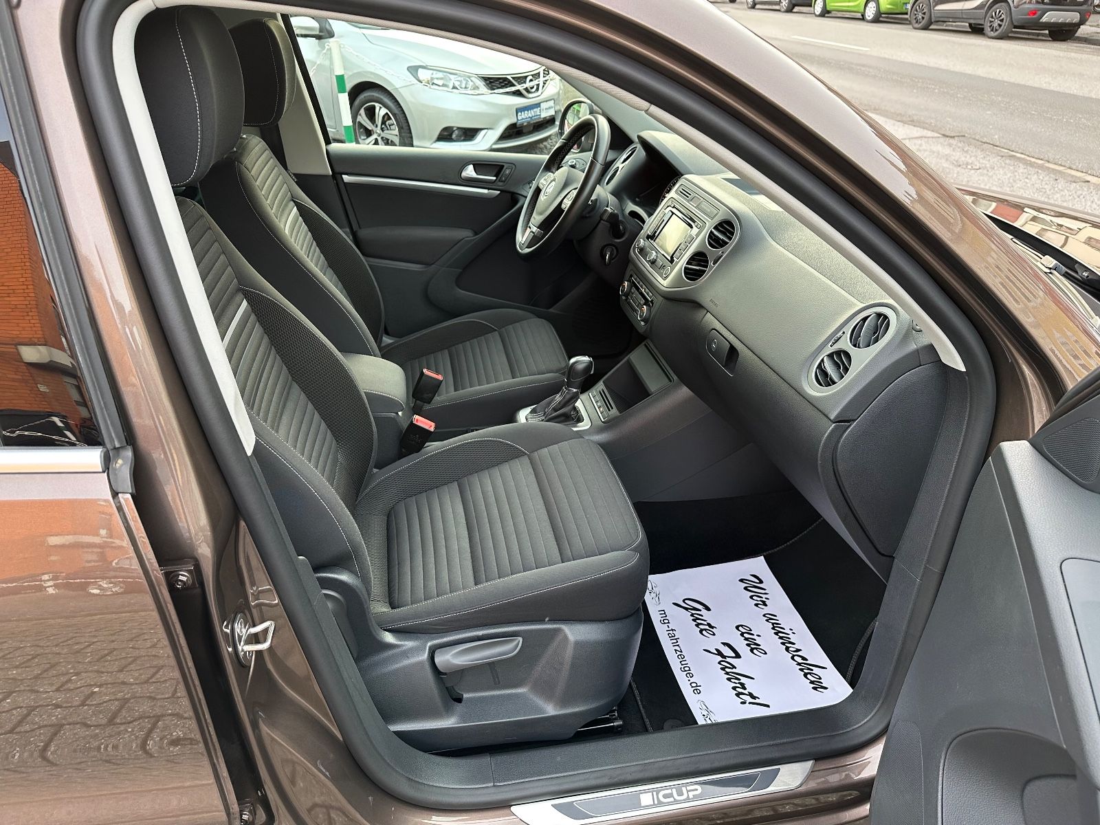Fahrzeugabbildung Volkswagen Tiguan R-LINE 19 ZOLL  DSG NAVI XENON KAMERA