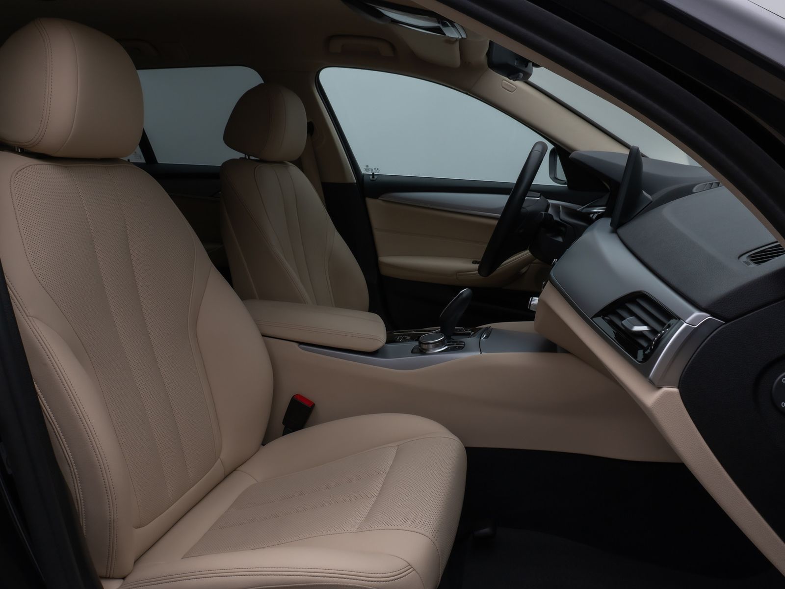 Fahrzeugabbildung BMW 520d Kamera HUD DAB CockPitPro Sitzhzg Alarm LED