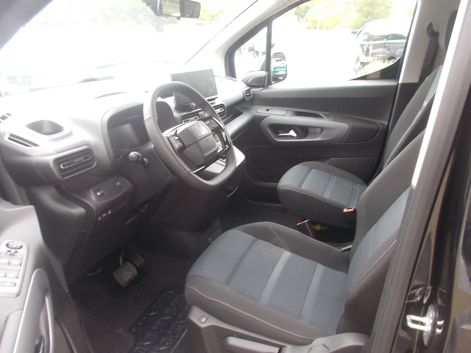 Fahrzeugabbildung Fiat Doblo Kombi 1.5 HDi 130 Automatik + 7 Sitzer