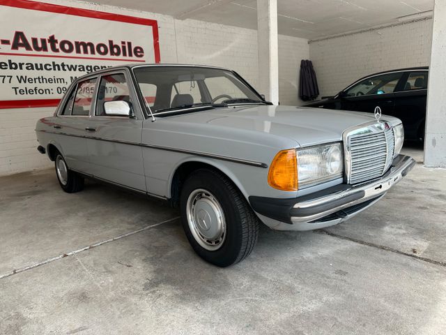 Mercedes-Benz Mercedes 240D W123 Oldtimer  Servo Schiebedach