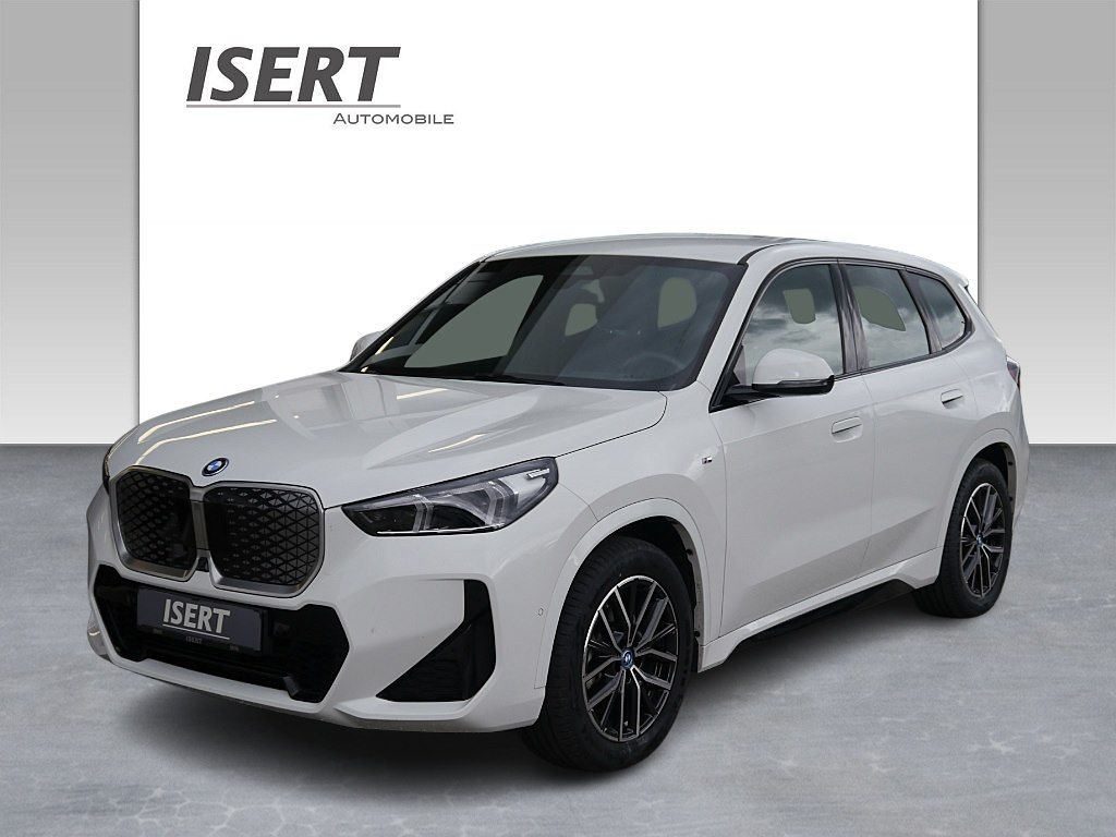 BMW iX1 — hlavná fotografia