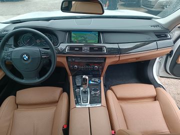 BMW 750 - 8