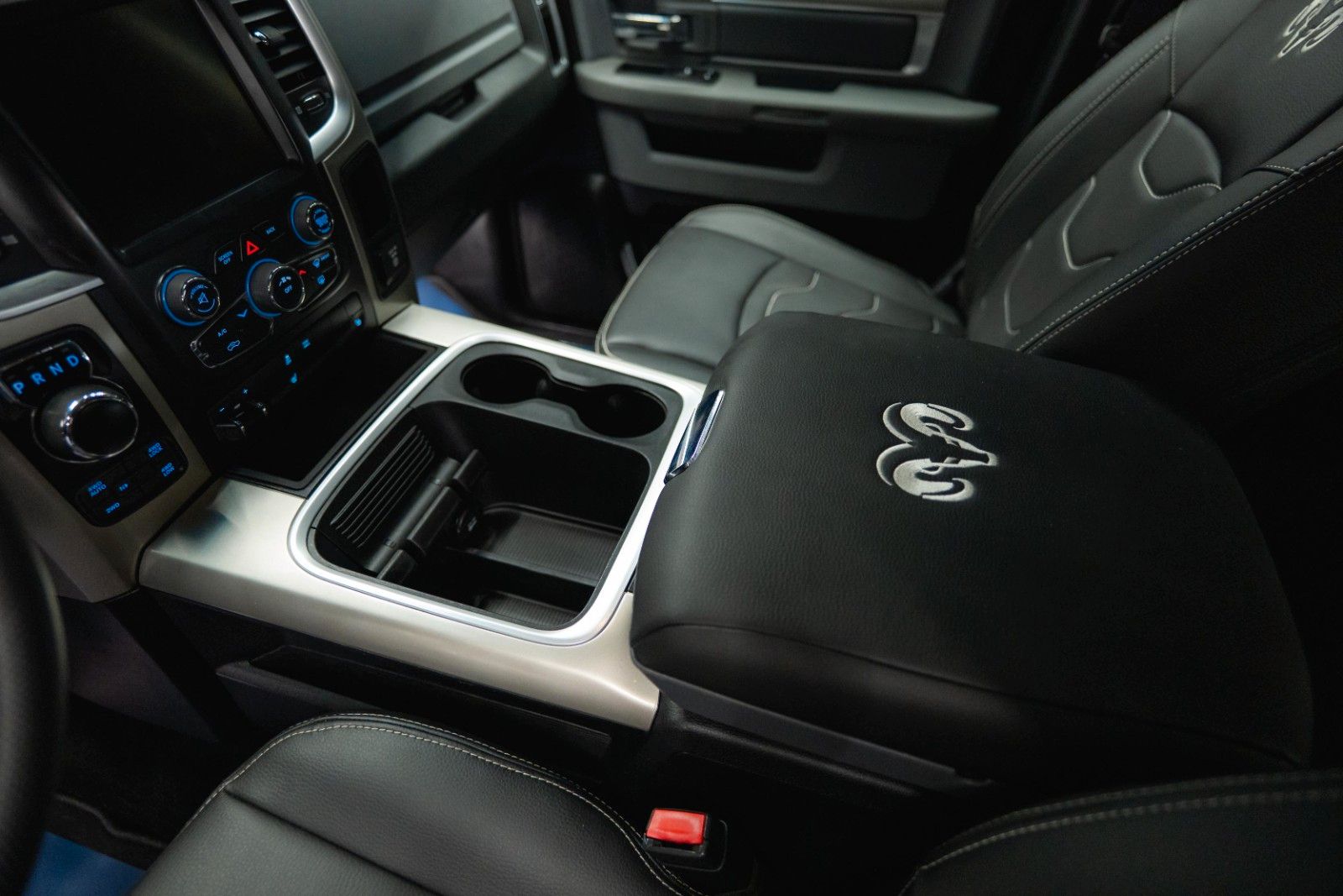 Fahrzeugabbildung Dodge RAM 5.7 V8 HEMI 4x4 OFFROAD Night-Paket LONGBED