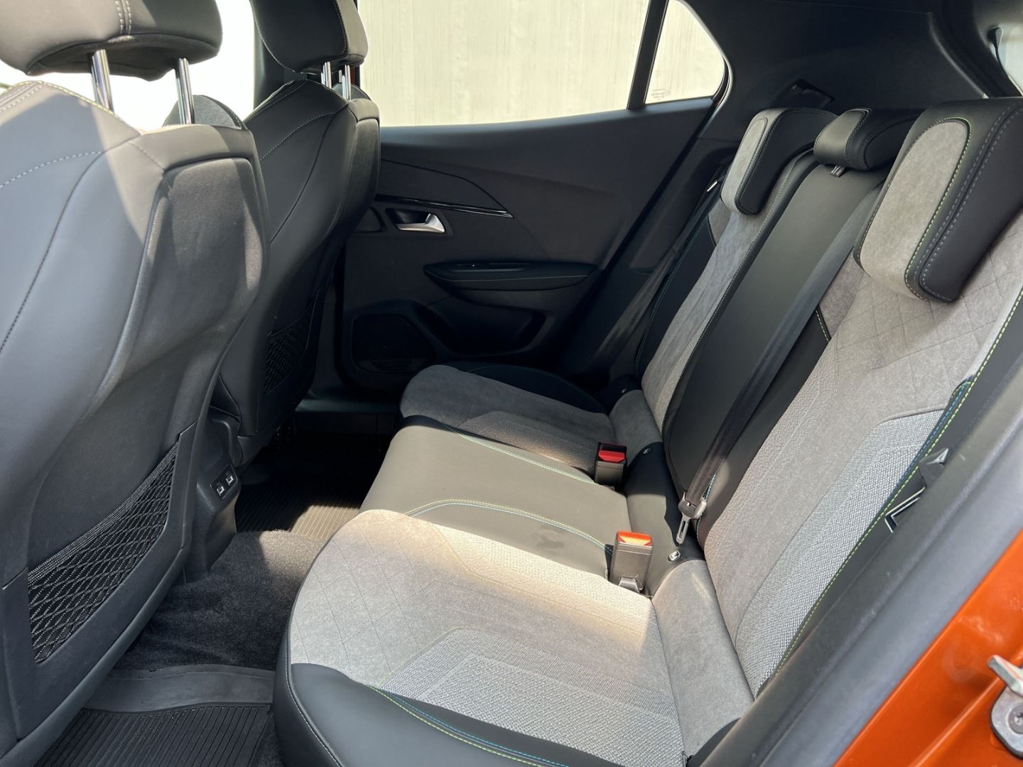 Fahrzeugabbildung Peugeot 2008 GT Elektro 136 Navi ACC CarPlay SHZ