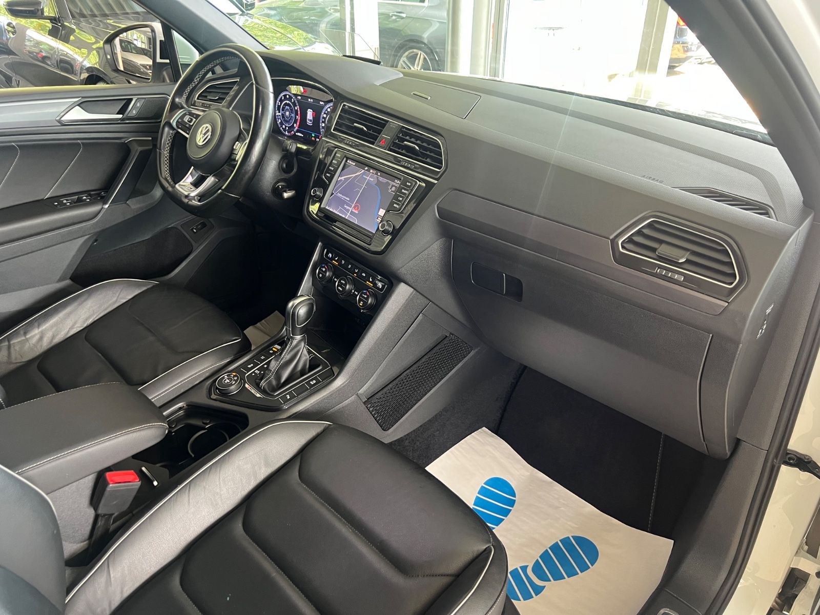 Fahrzeugabbildung Volkswagen Tiguan Highline 4Motion R line *HEAD-UP*MEMORY*