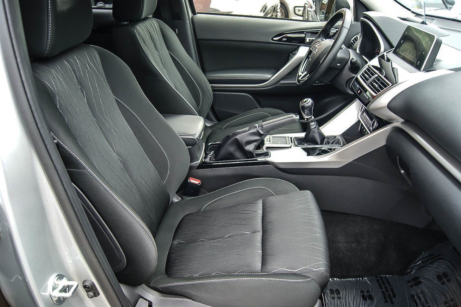 Fahrzeugabbildung Mitsubishi Eclipse Cross Intro Edition2WD 1HAND LED HEAD-UP