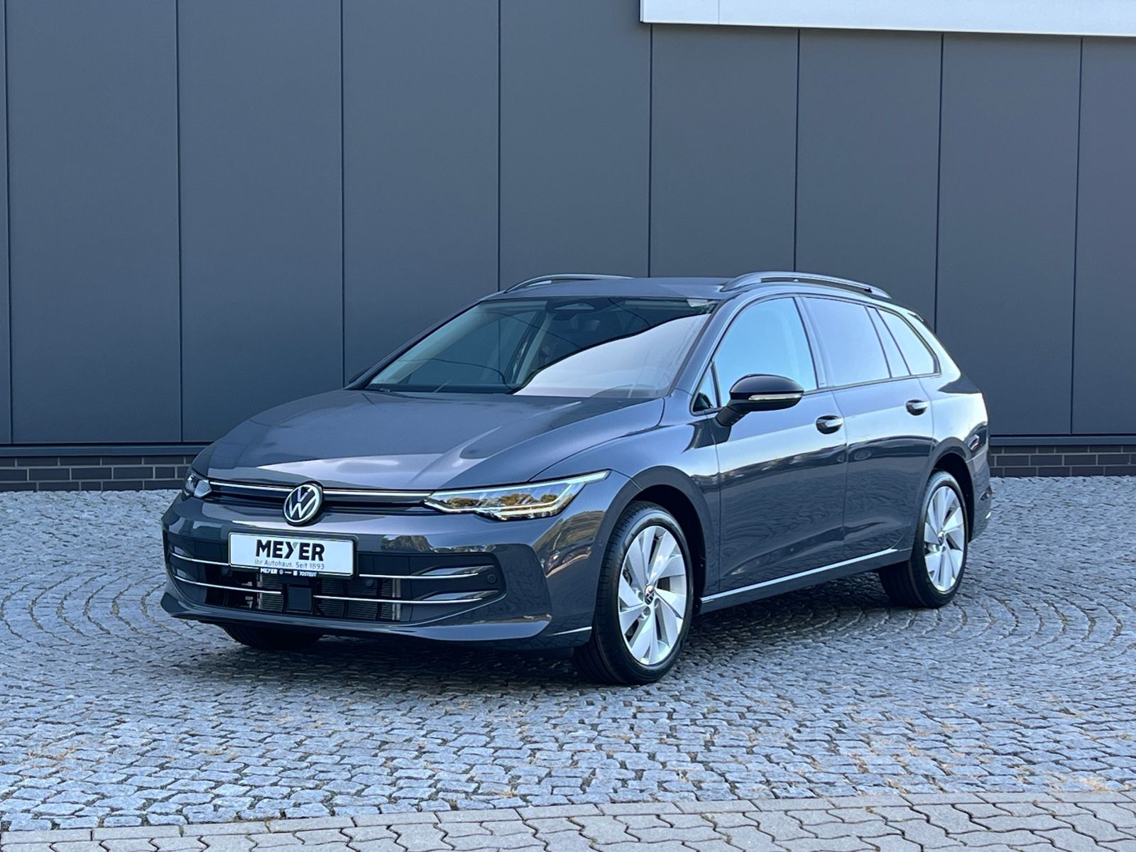 Fahrzeugabbildung Volkswagen Golf Variant  Life 1.5 eTSI DSG *AHK, Plus-Paket