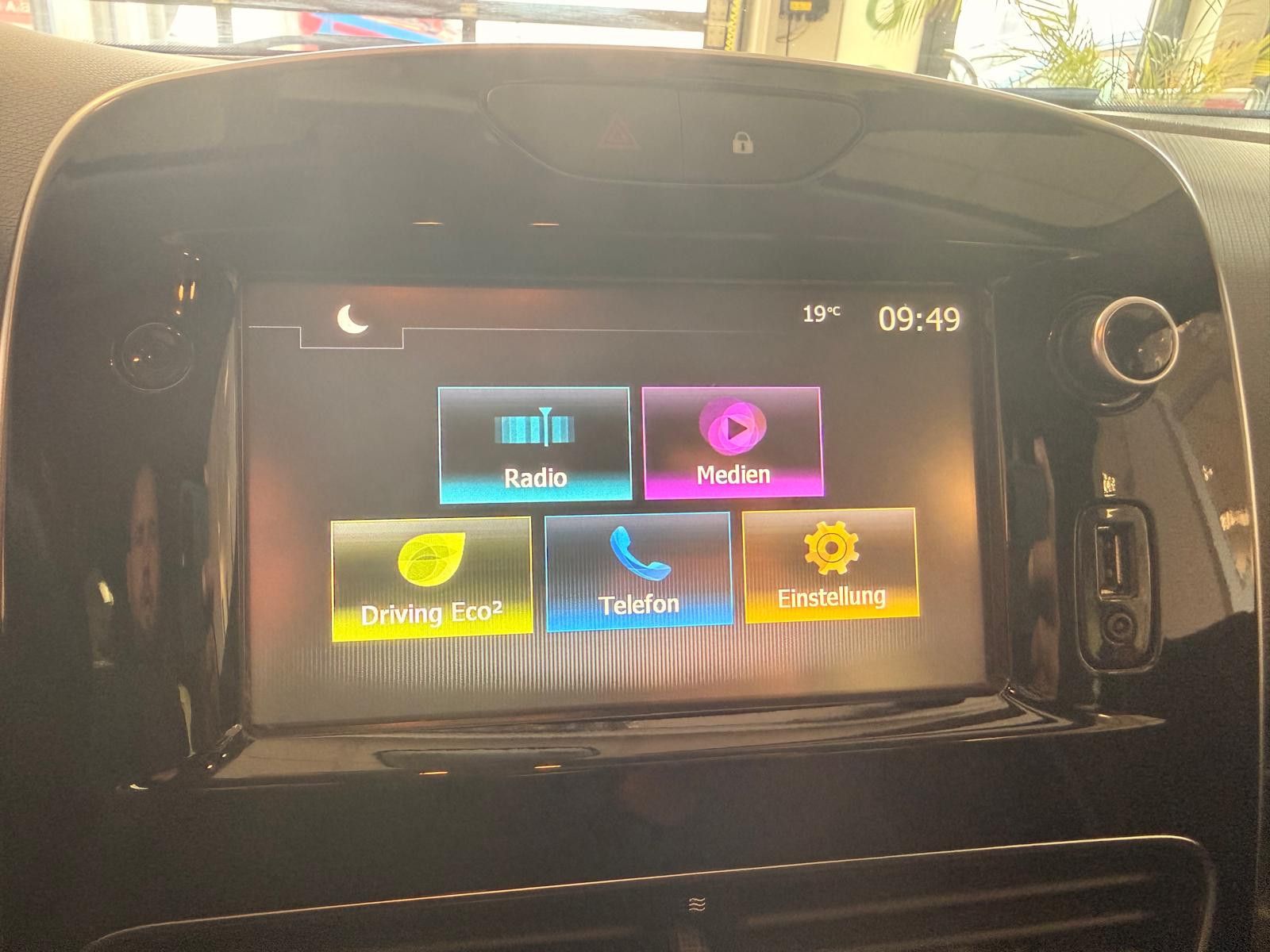 Fahrzeugabbildung Renault Clio IV Limited / KLIMA/ KEYLESS/TÜV SERVICE NEU