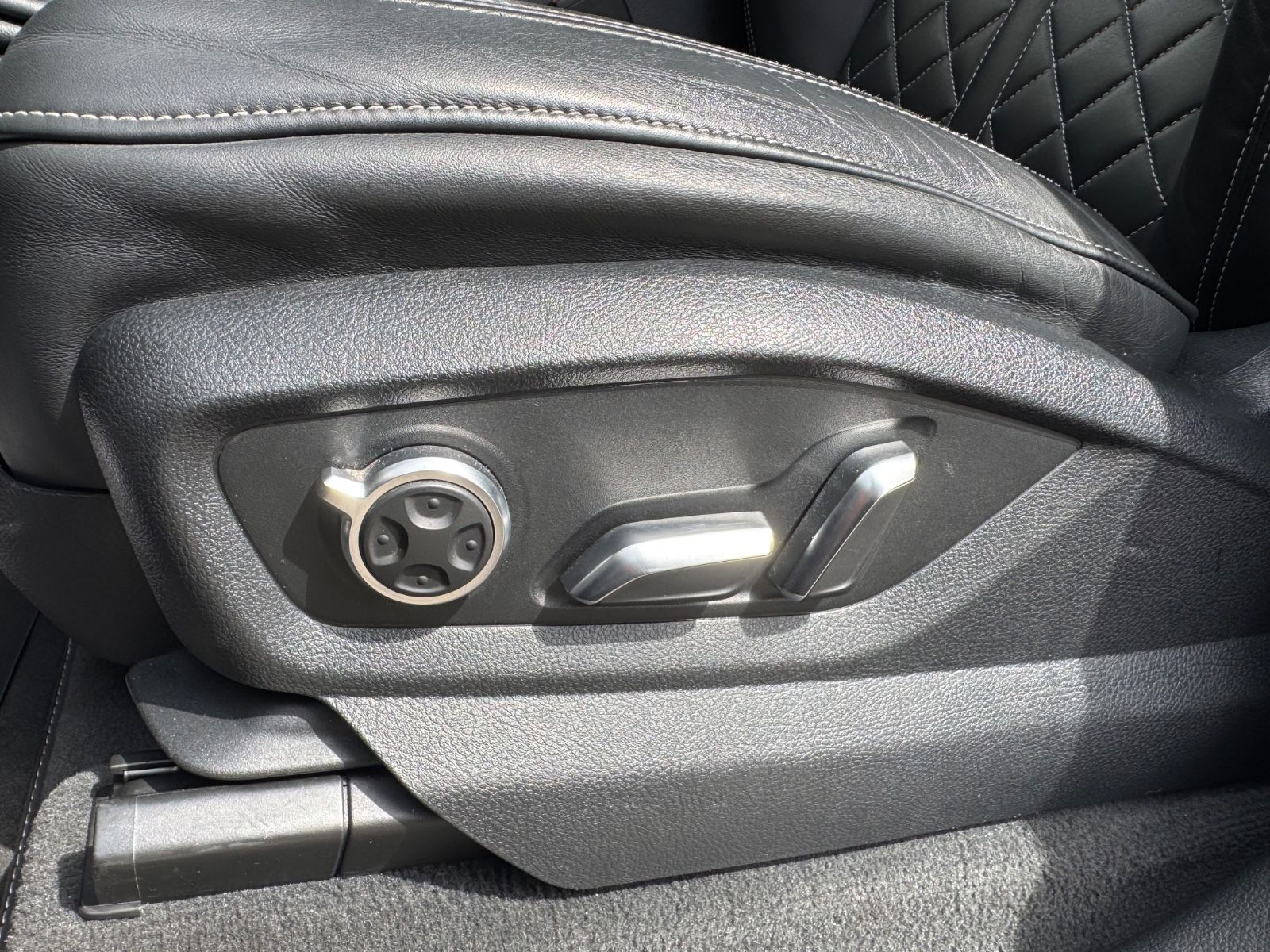 Fahrzeugabbildung Audi SQ7/RAUTEN-SITZE/PANO/AHK/360°Cam/Carbon/BOSE/