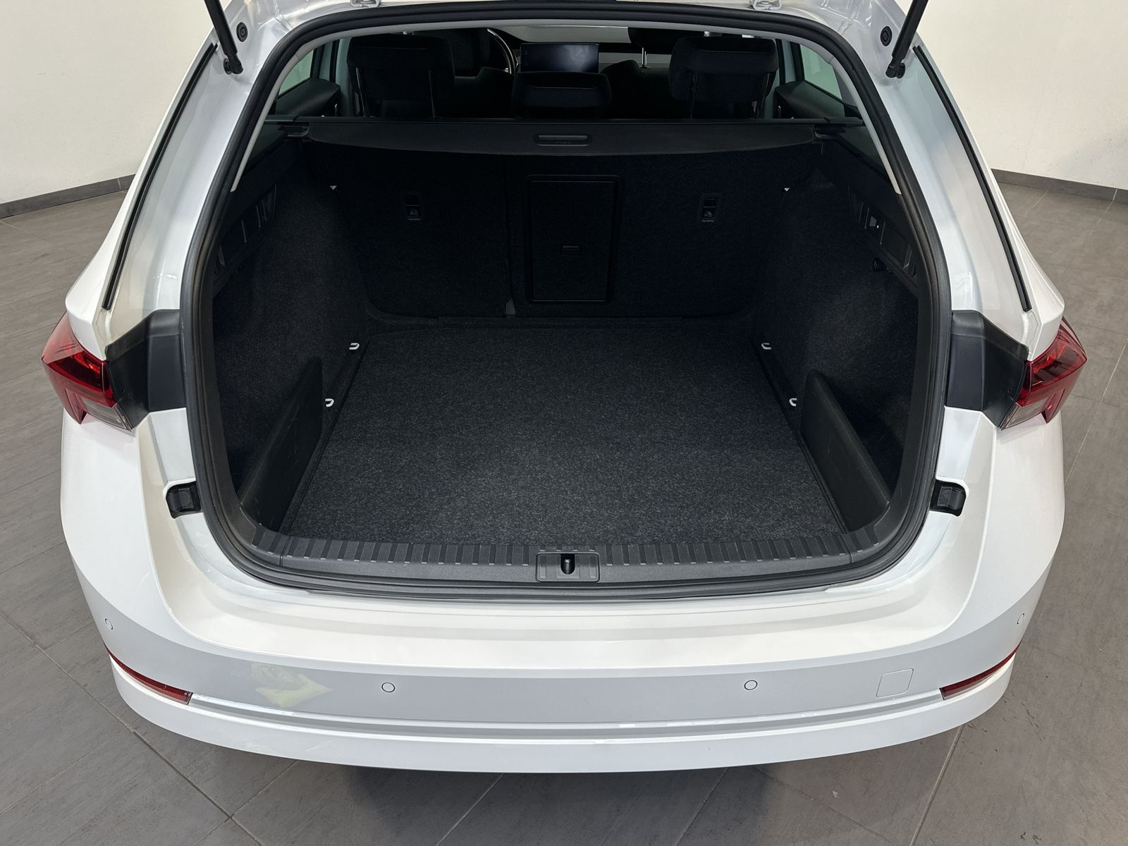 Fahrzeugabbildung SKODA Octavia Combi 2.0 TDI DSG Ambition NAV+LED+AHK