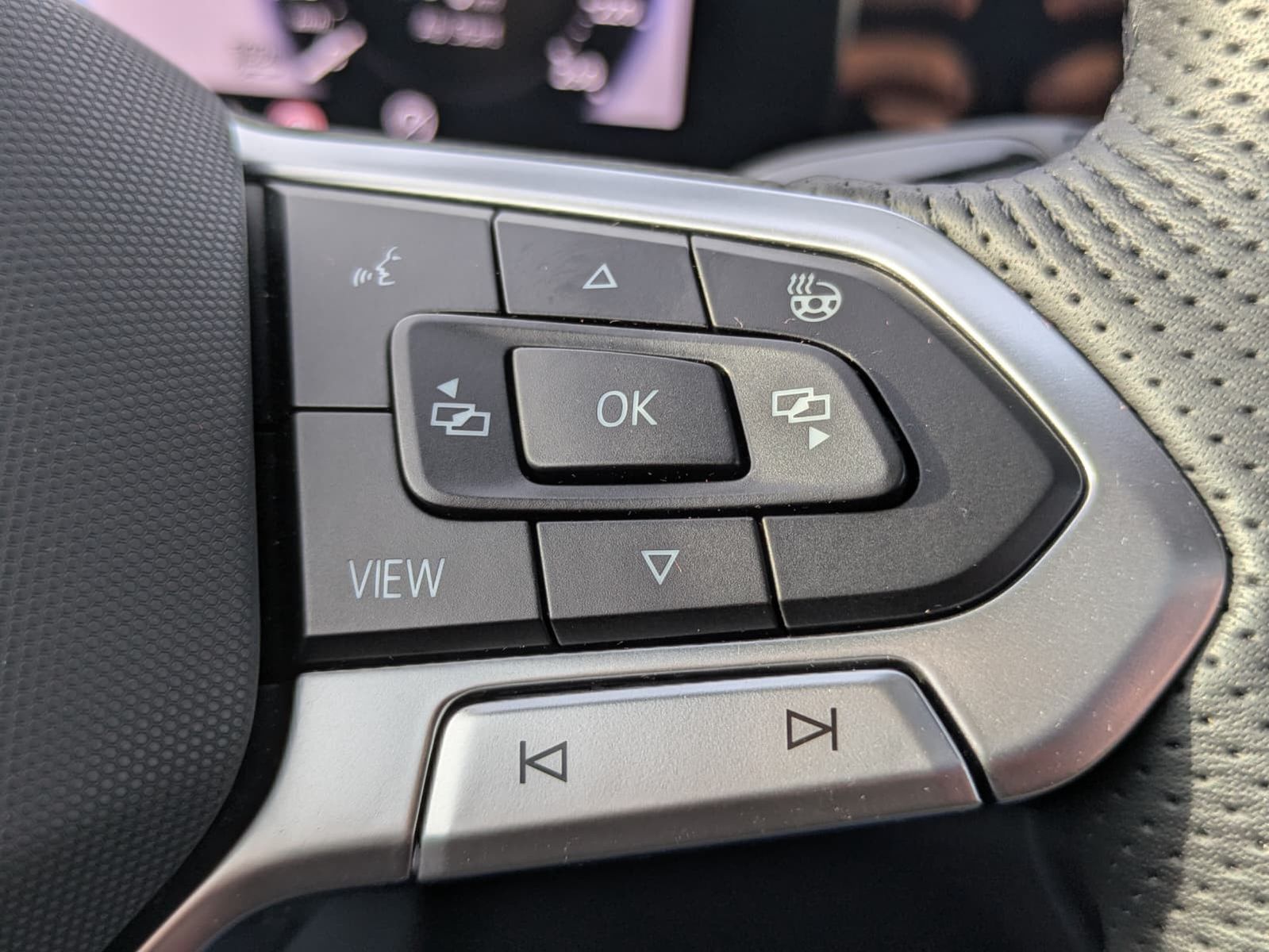 Fahrzeugabbildung Volkswagen Tiguan 2.0 TDI 4M R-Line PANO*H&K*AHK*MATRIX*20"