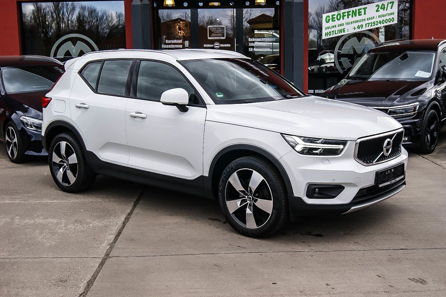 Fahrzeugabbildung Volvo XC40 D4 Momentum Pro AWD 4x4 LEDER ANHZV PRO-PAK