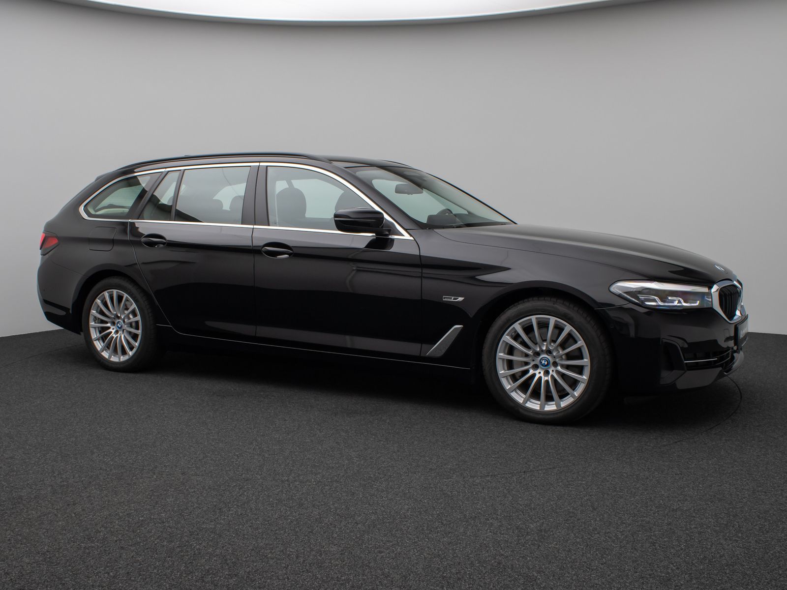 Fahrzeugabbildung BMW 530e Kamera DAB CockPitPro Stop&Go Alarm LED