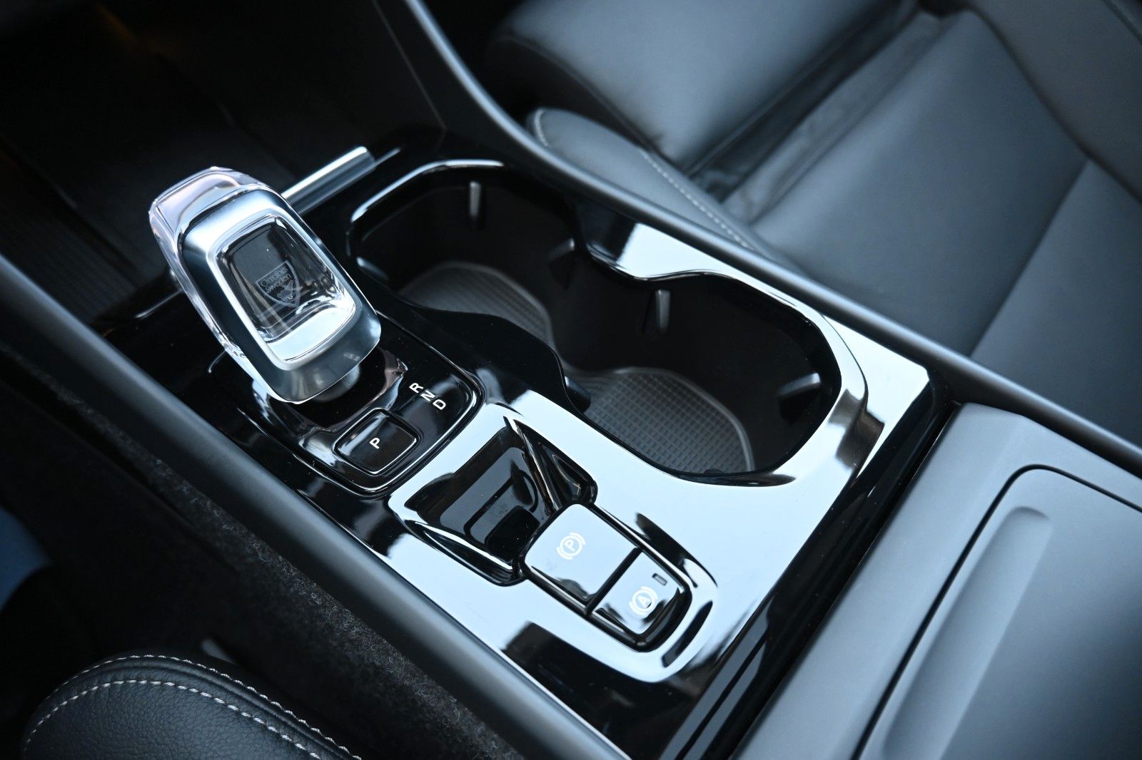 Fahrzeugabbildung Volvo XC40 B4 Dark*FSHZG*360°*PANO*ACC*AHK*PIXEL