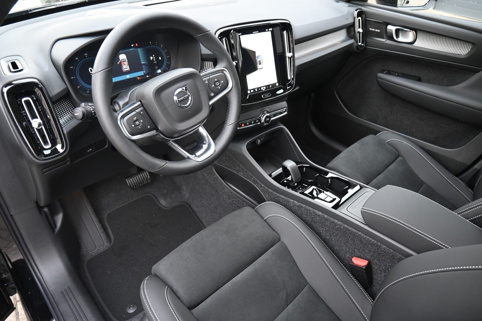 Fahrzeugabbildung Volvo XC40 B3 DKG Plus Black Edition*PANO*360°*ACC*AHK