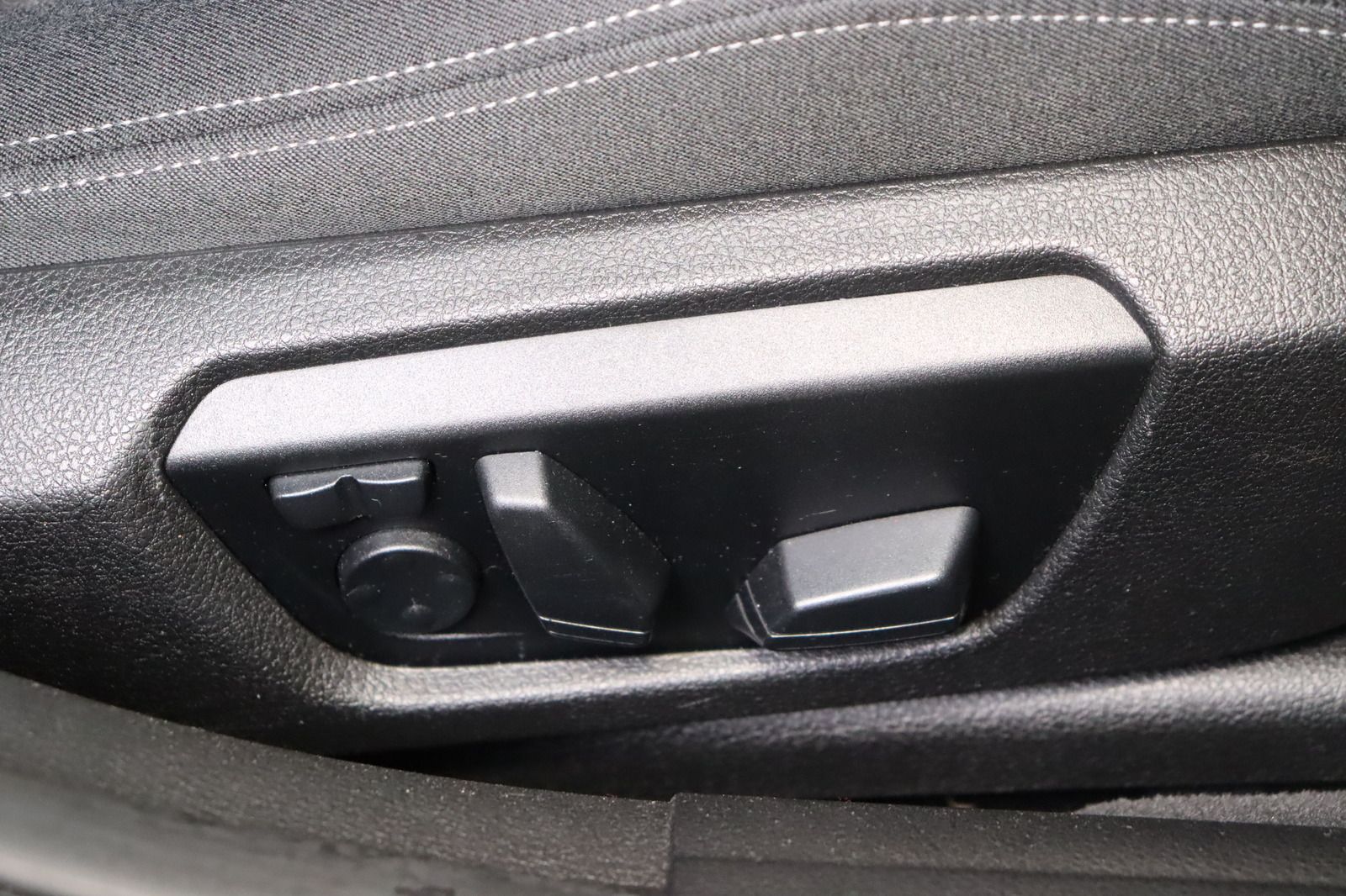Fahrzeugabbildung BMW 330 d Touring  xDrive Sport Line