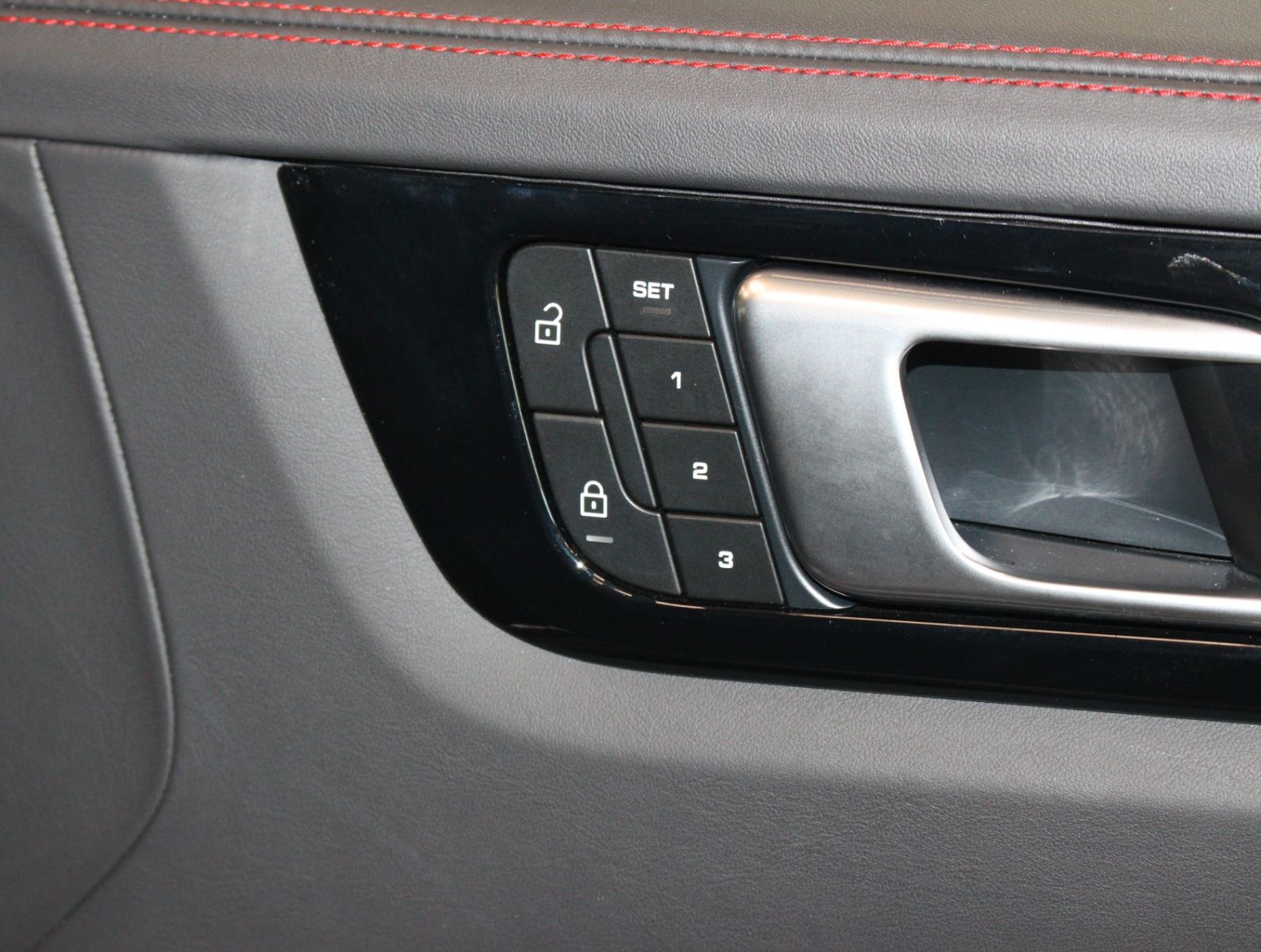 Fahrzeugabbildung Porsche Cayenne GTS Sport Chrono+Sport Design+HUD+ACC