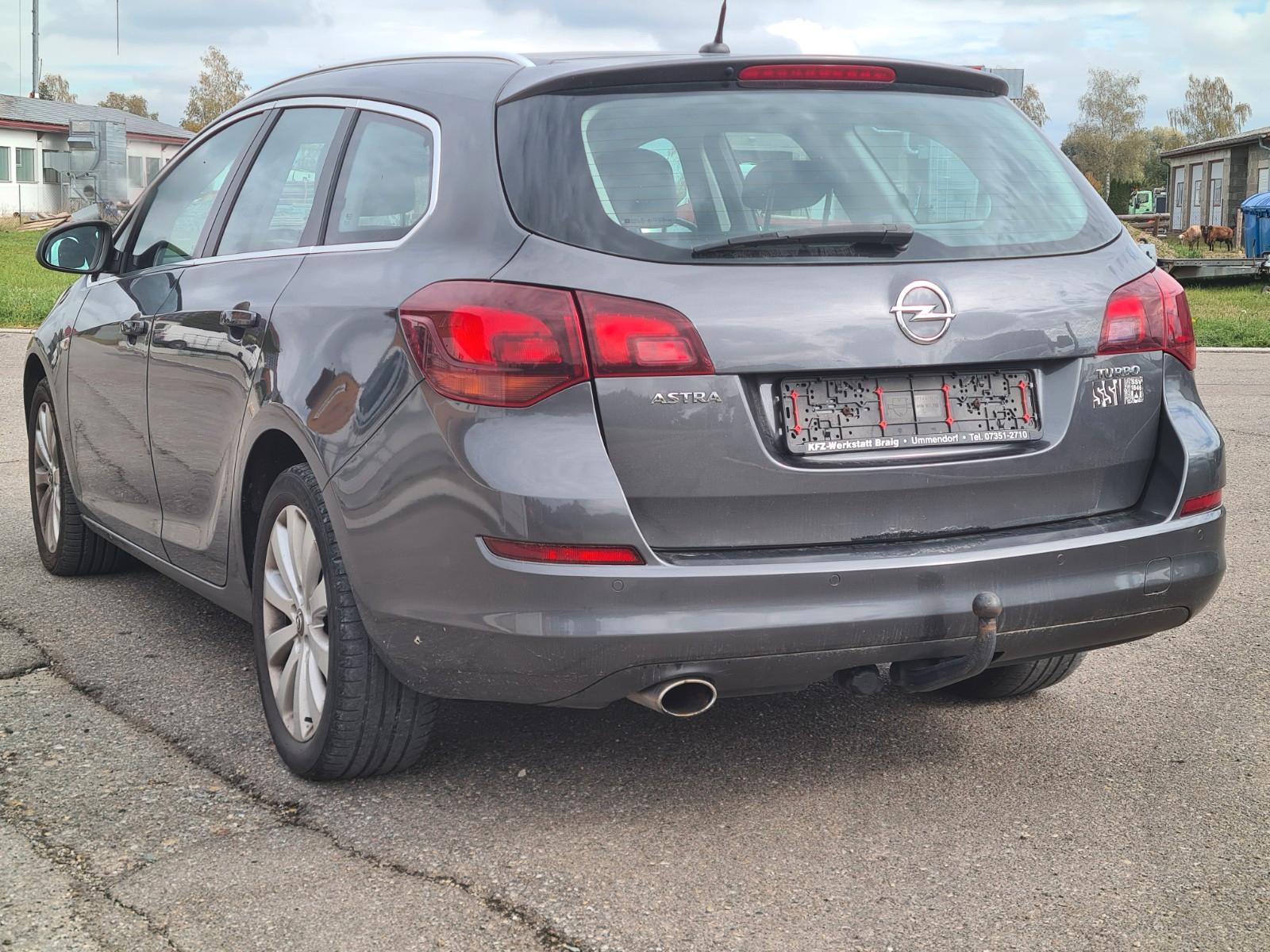 Opel Astra 2011 — photo 13