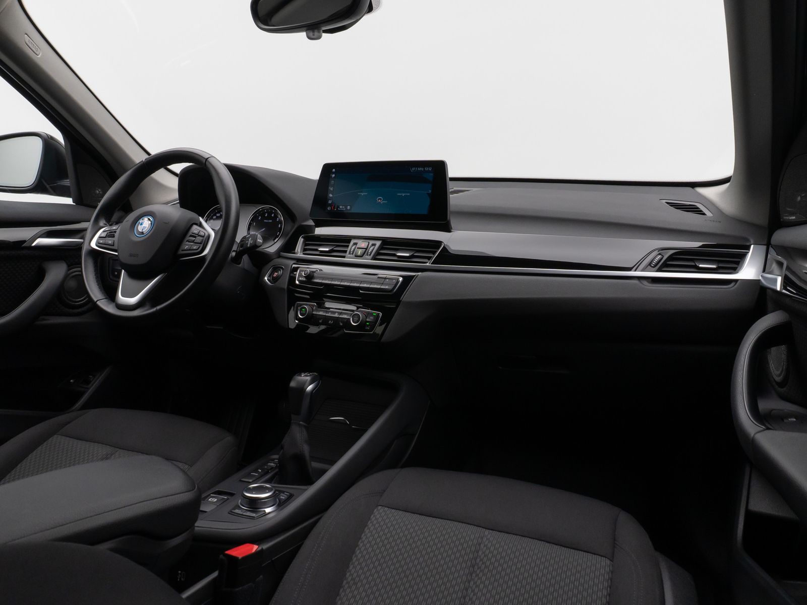 Fahrzeugabbildung BMW X1 xD25e AHK Navi+ HUD DAB H/K Komfort Sport LED