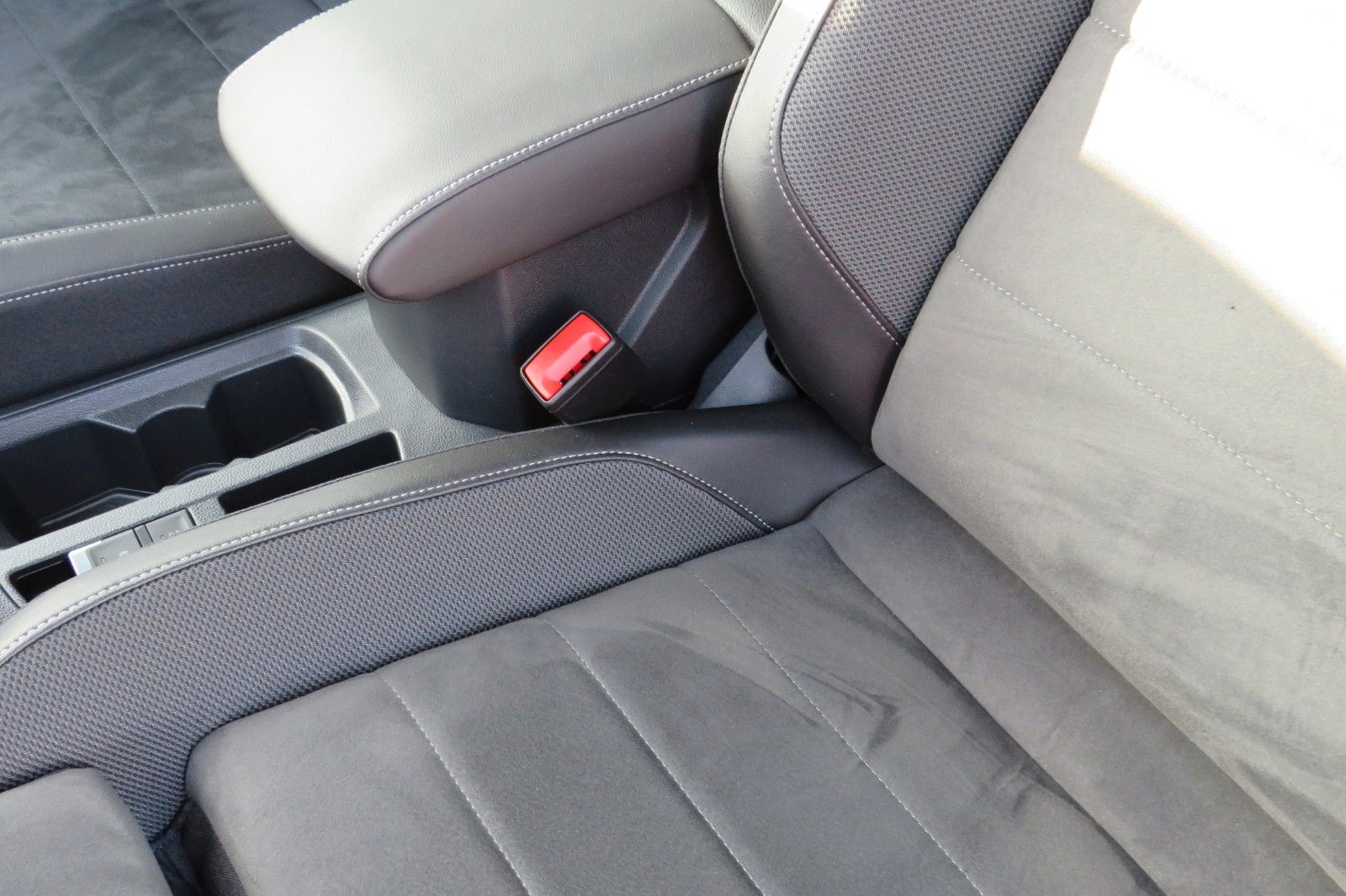 Fahrzeugabbildung Volkswagen T-Roc R-LINE AHK DCC ACC NAVI KAMERA 8-FACH 1.H