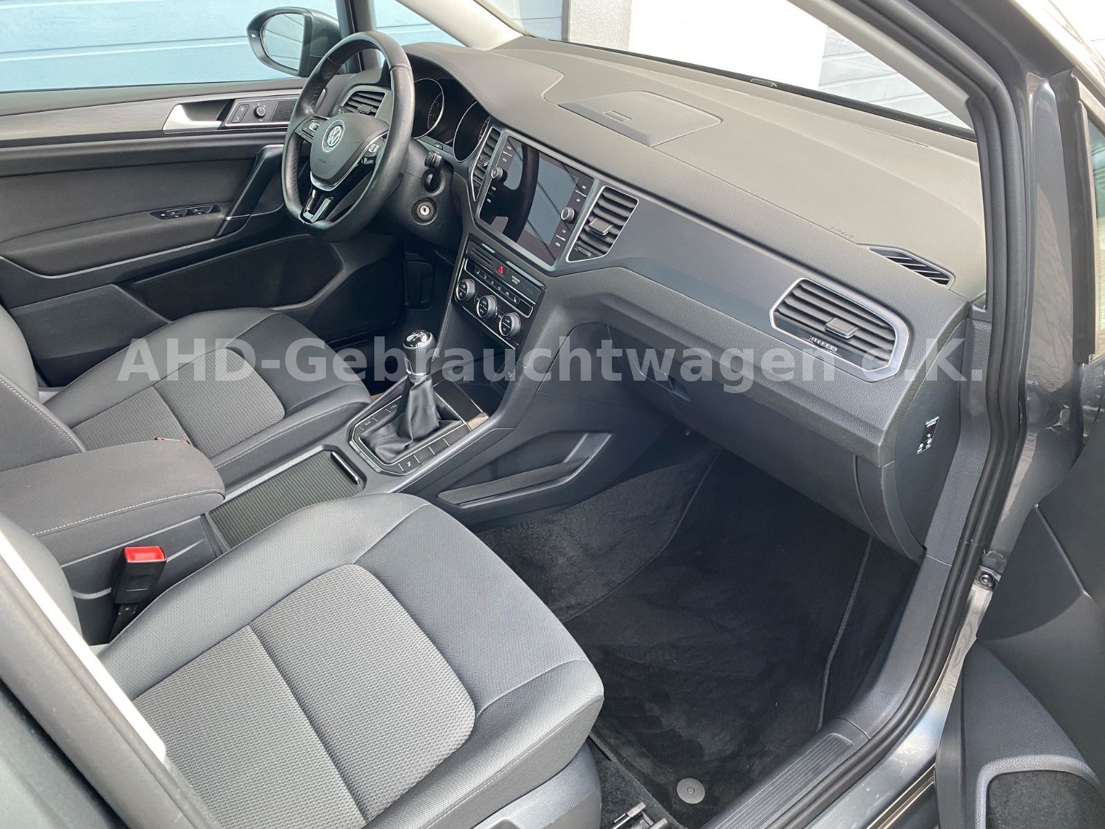 Fahrzeugabbildung Volkswagen Golf Sportsvan VII 1.5 TSI LED Navi PDC Kamera