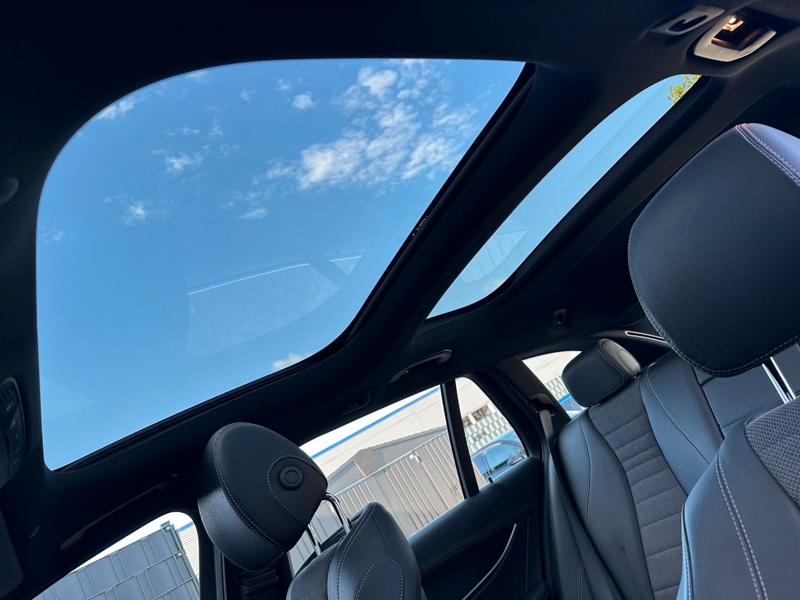 Fahrzeugabbildung Mercedes-Benz E 220 d T Avantgarde NAV+LED+PANORAMA+DISTRONIC