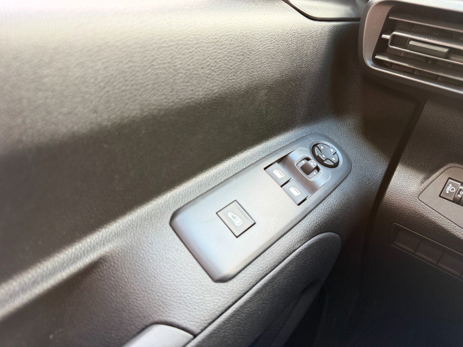 Fahrzeugabbildung Opel Combo Cargo Kastenwagen XL 1.5 Diesel 102 PS!