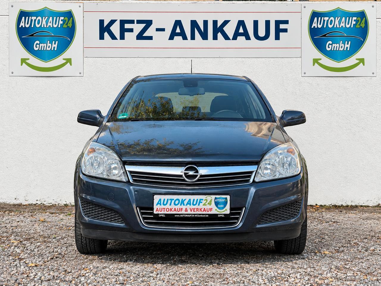 Opel Astra 2009 — rear view