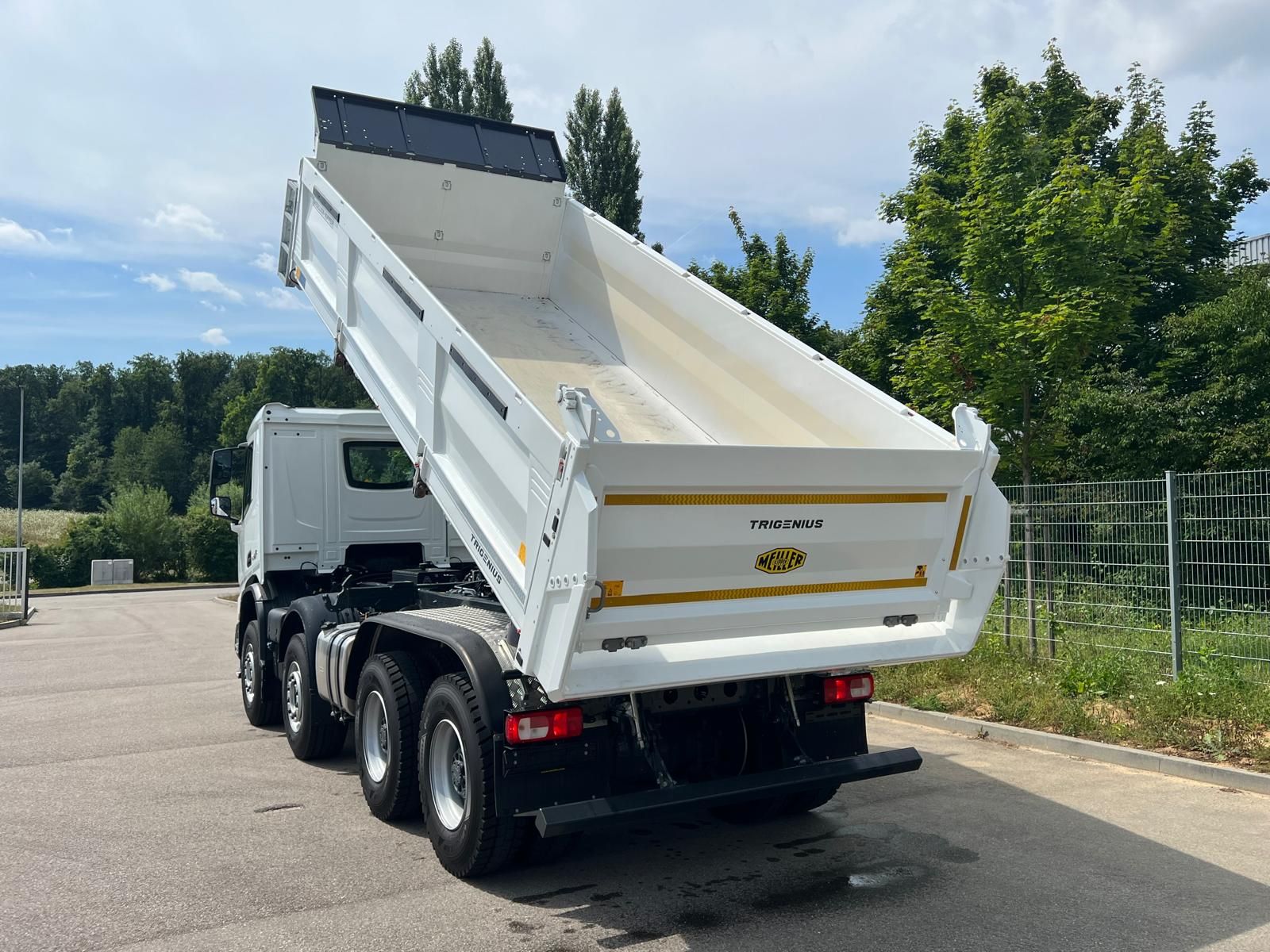 Fahrzeugabbildung DAF FAD XDC 450 Dreiseitenkipper