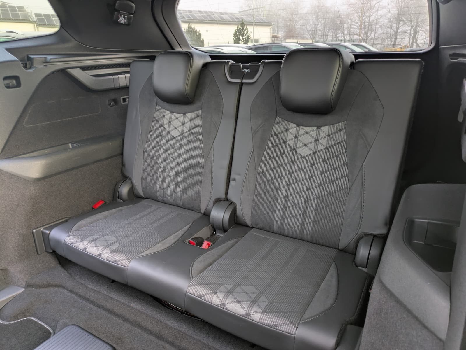 Fahrzeugabbildung Volkswagen Tayron 2.0 TDI 4M R-Line BLACK*7Si*MATRIX*PANO