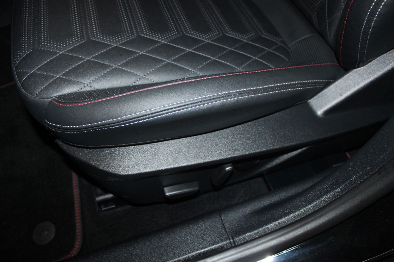 Fahrzeugabbildung Ford Focus ST-Line X Aut. LED ACC Leder Pano HUD Wint