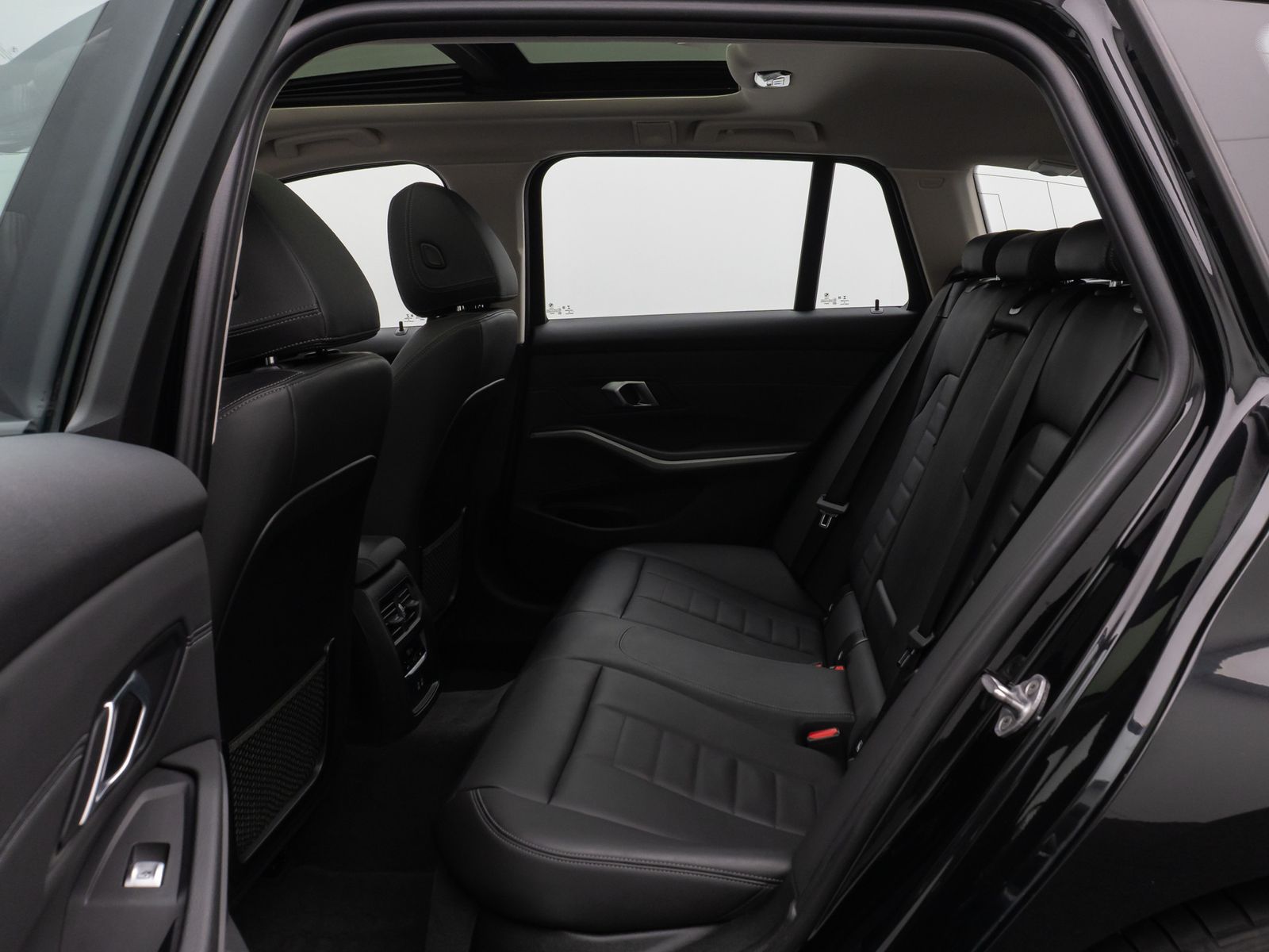 Fahrzeugabbildung BMW 330e Panorama 360° Laser HUD DAB HiFi AHK ACC