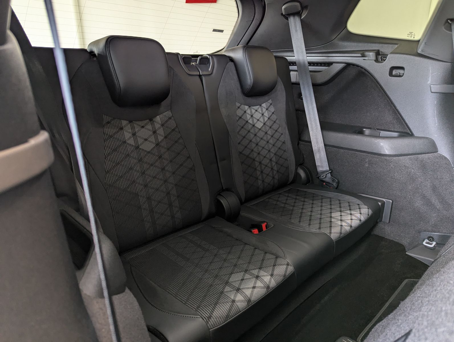 VW Tayron 2.0TDI 4M R-Line Launch Pano Black AHK 20 - Image 17