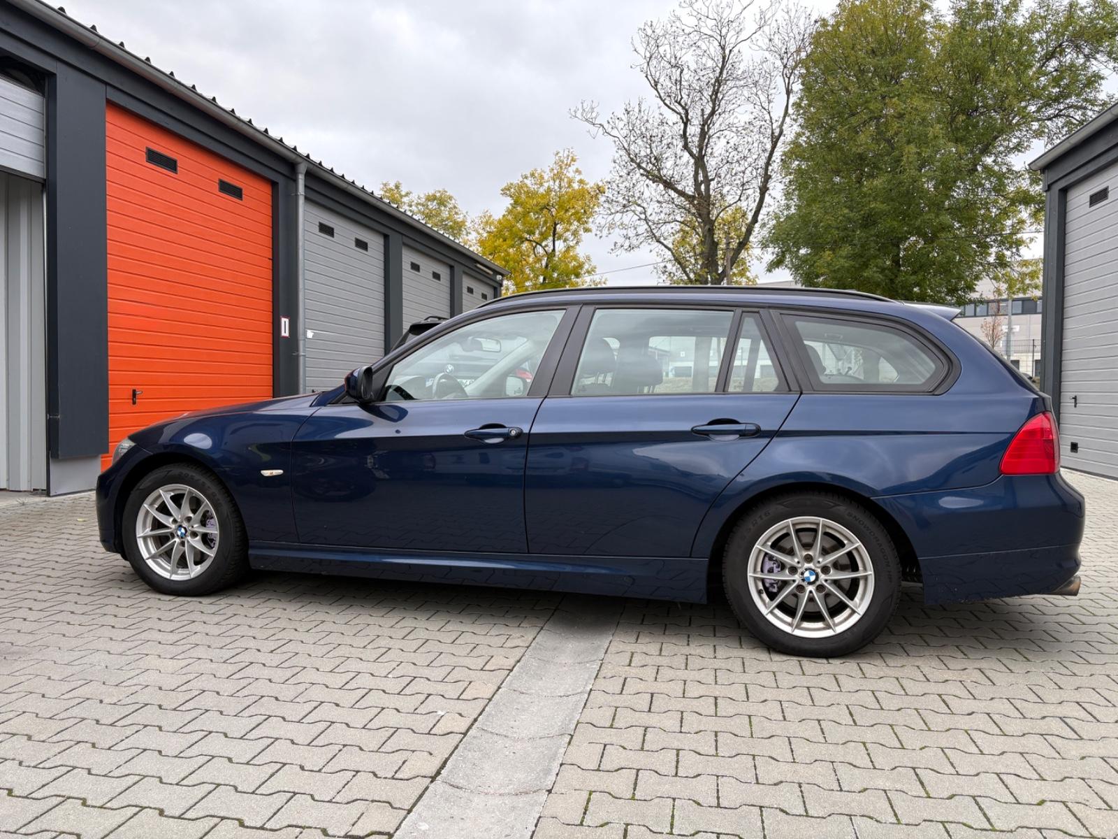 BMW 320 2011 — вигляд ззаду