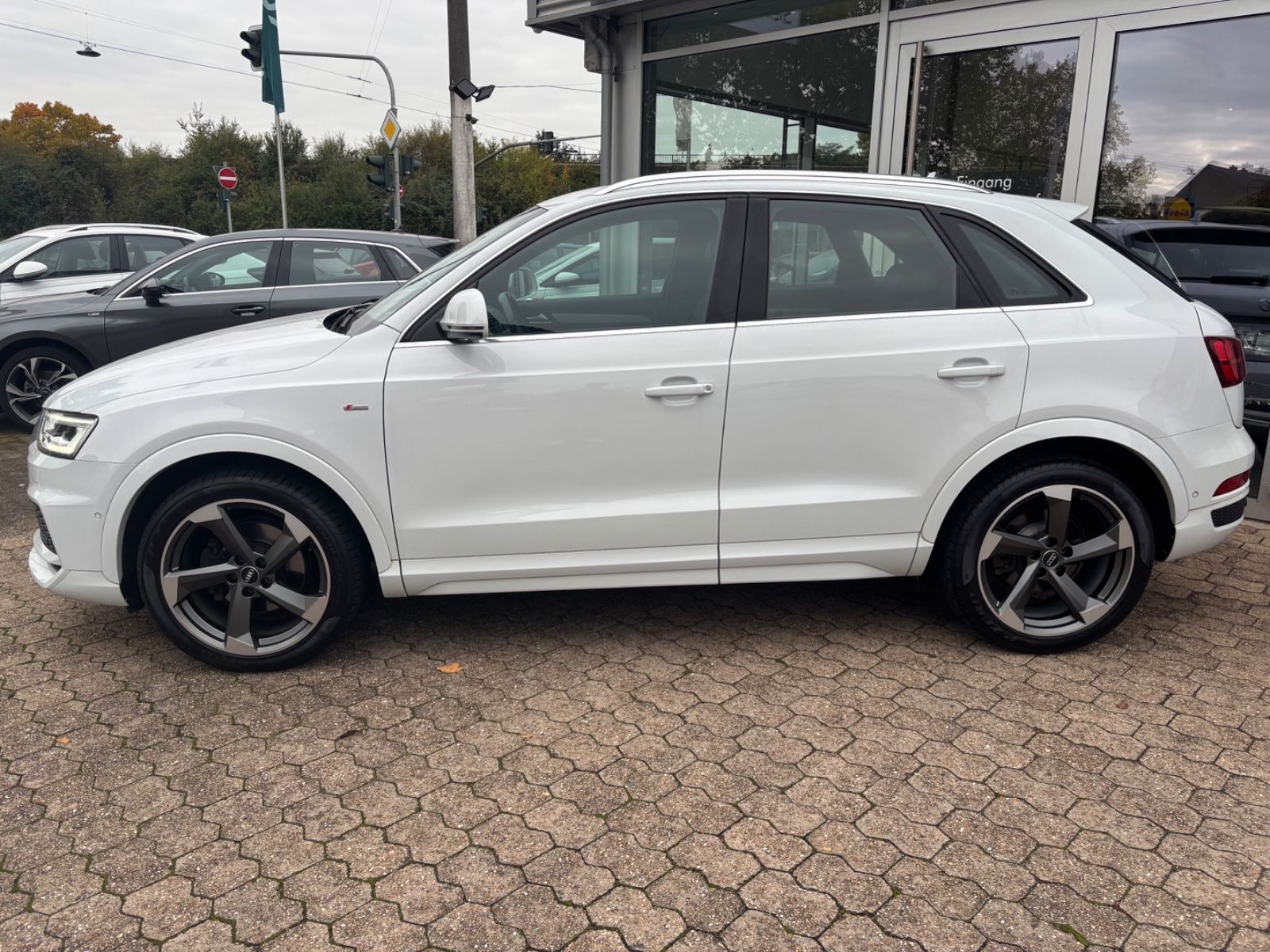 Fahrzeugabbildung Audi Q3 S-line quattro Kam SHZ