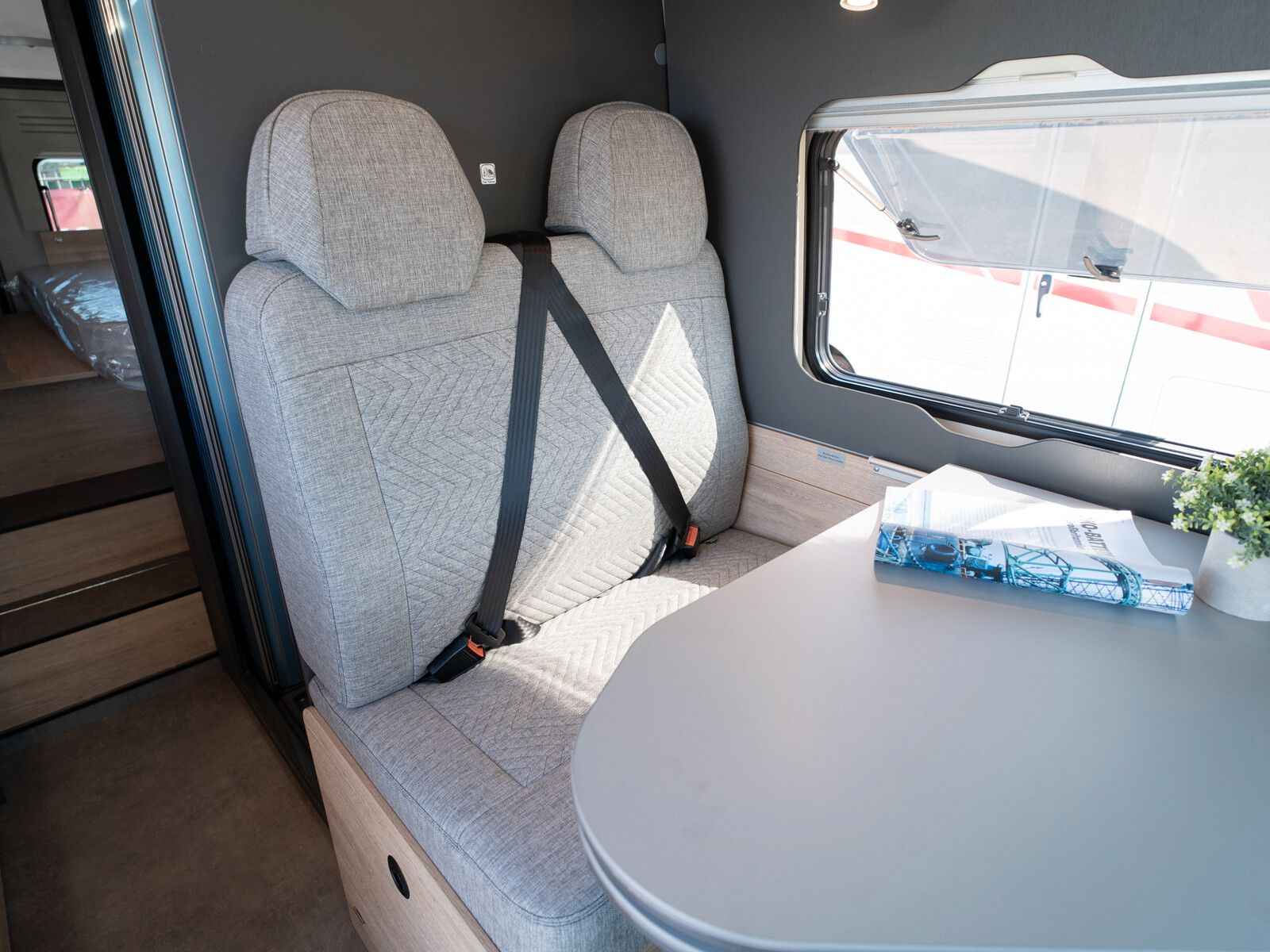Fahrzeugabbildung Dethleffs Globetrail 640 EK Fiat Heckauszug/Rahmenfenster