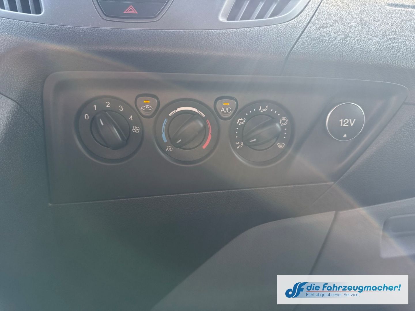 Fahrzeugabbildung Ford Transit Custom Kombi 300 L1 2.2 TDCi *2406 *KLIM