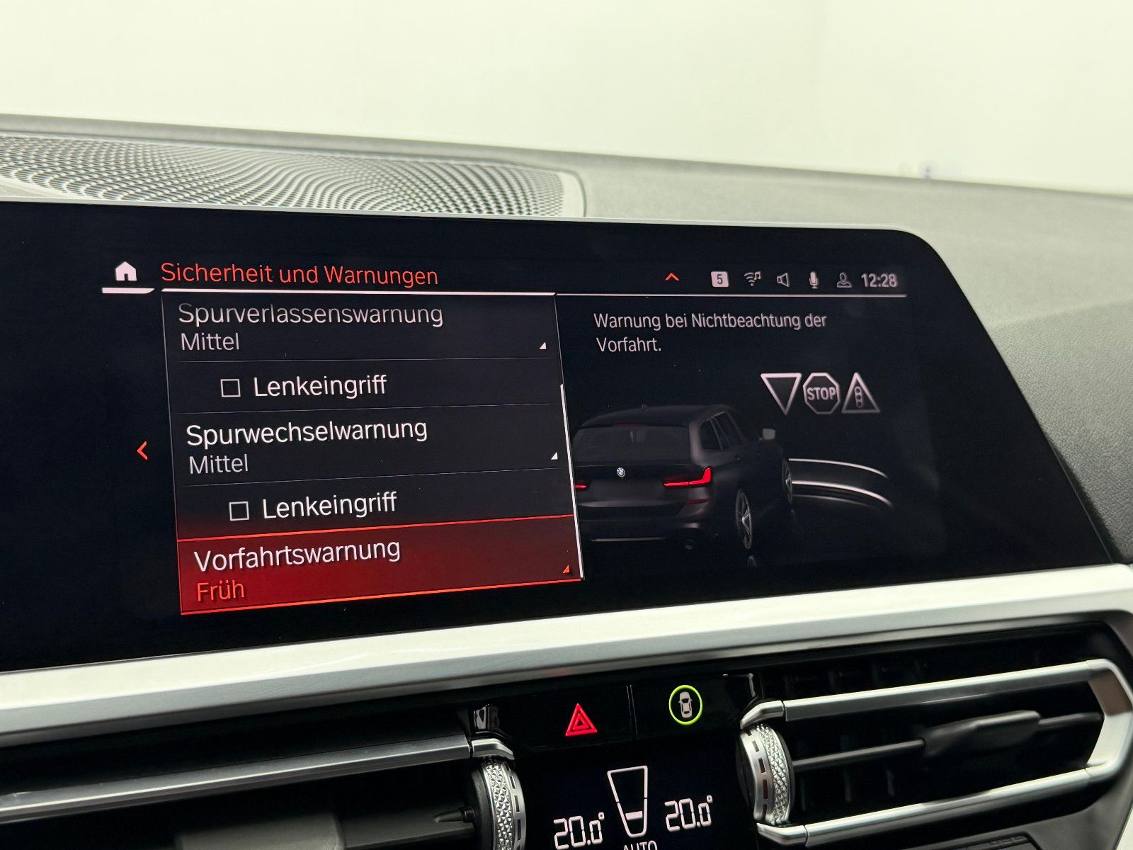 Fahrzeugabbildung BMW 320d xDrive M-SPORT/STZHG/AHK/DRIVING ASS+/DISPL