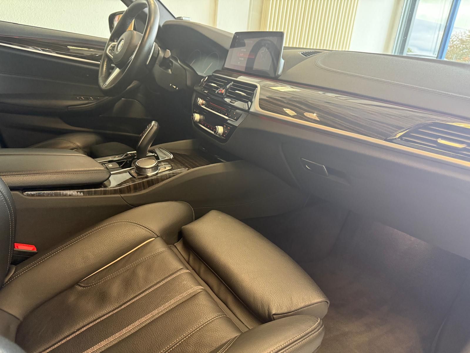 Fahrzeugabbildung BMW 540i Touring xDrive M /1.HAND/ SCHECKHEFT
