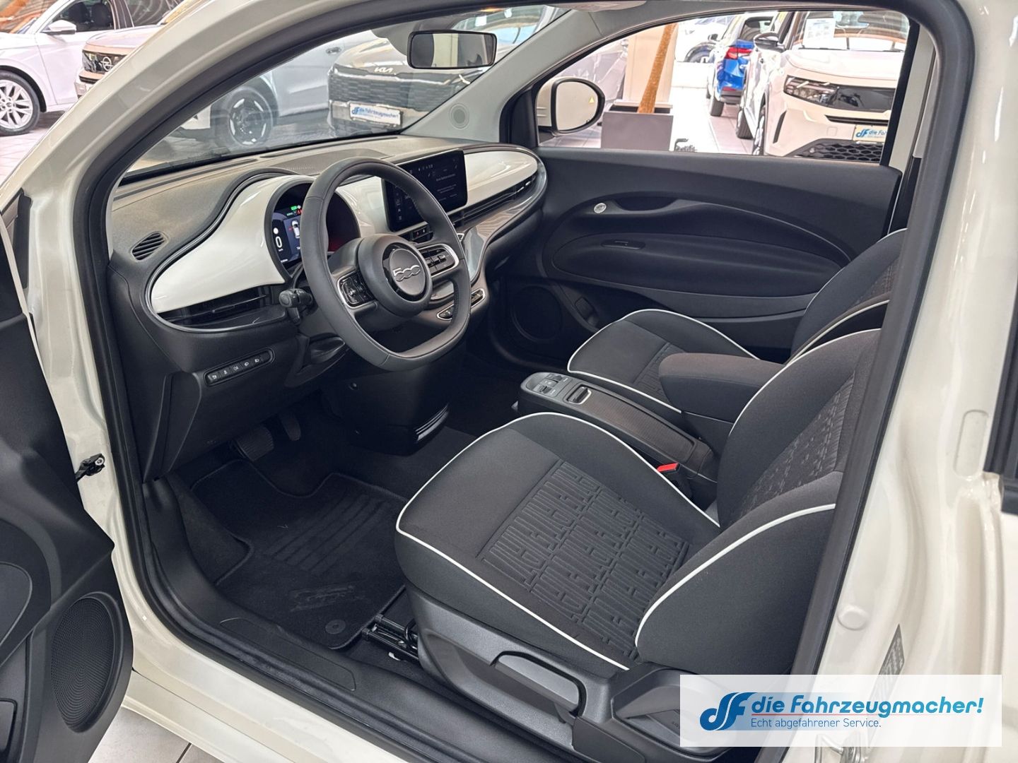 Fahrzeugabbildung Fiat 500e Apple CarPlay Android Auto Klimaautom Fahre
