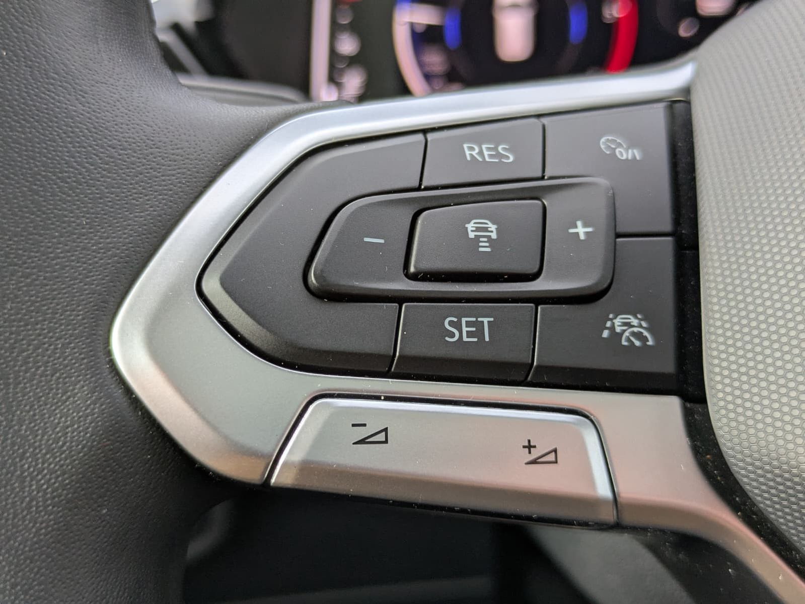 Fahrzeugabbildung Volkswagen Touran 2.0 DSG R-Line High BLACK Pano 7Si IQ AHK