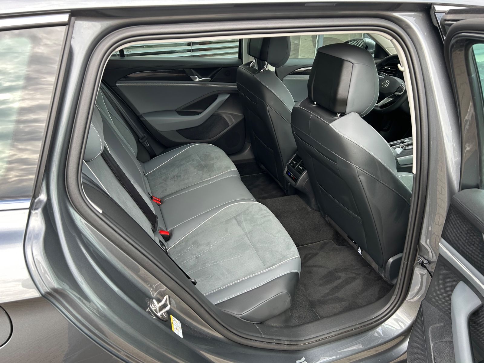 Fahrzeugabbildung Volkswagen Passat Variant 1.5 eTSI  Business DSG Navi