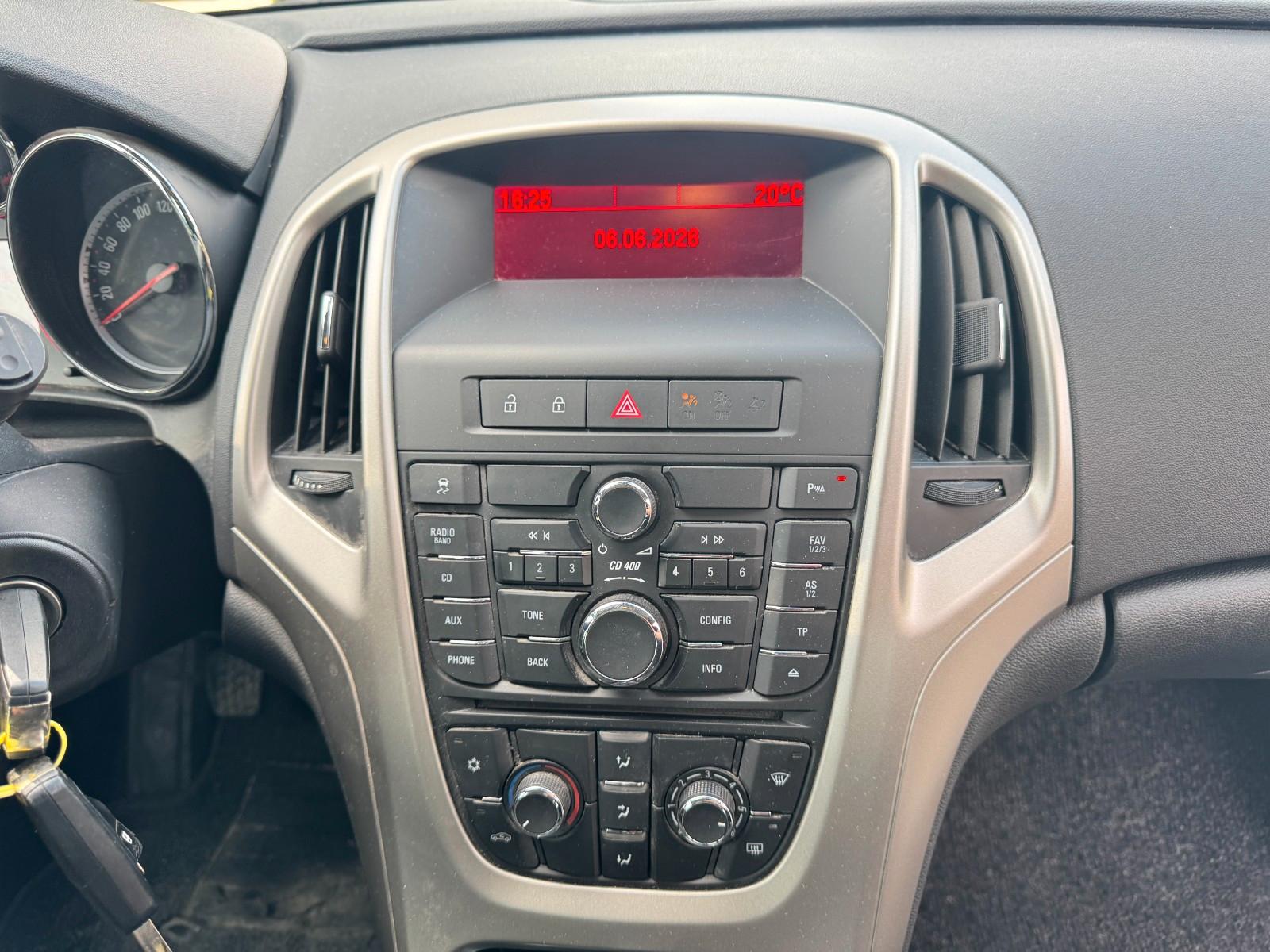 Opel Astra 2011 — photo 12
