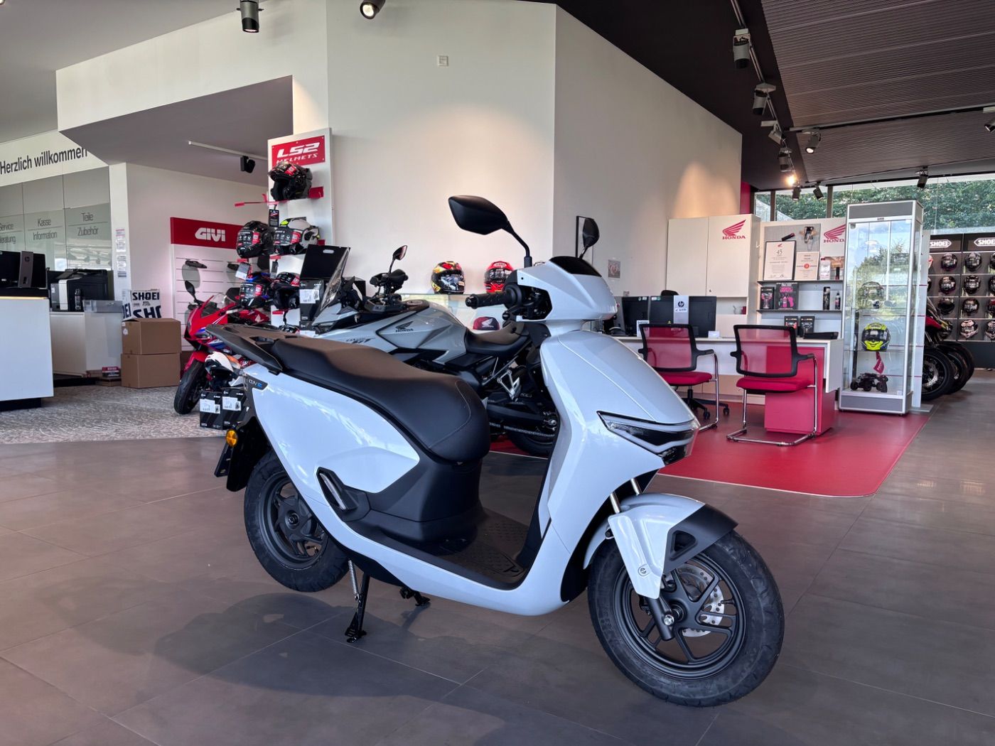 Fahrzeugabbildung Honda CUV e Connected Elektroroller