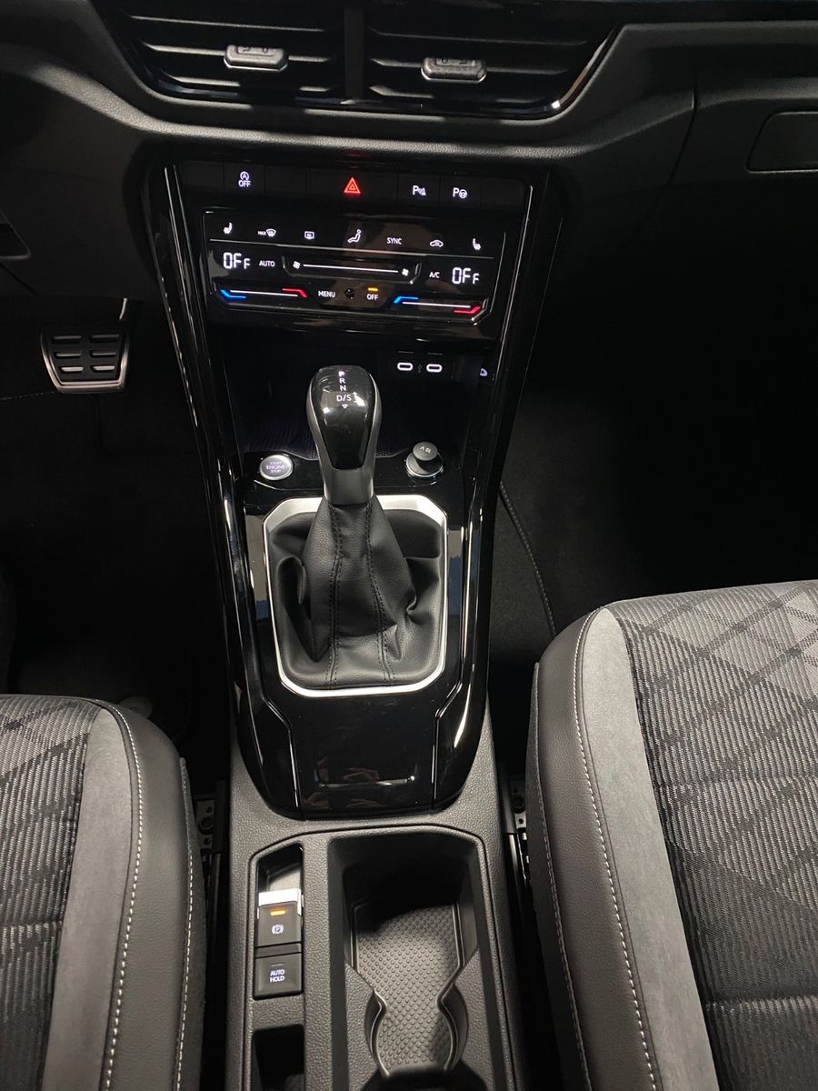 Fahrzeugabbildung Volkswagen T-Roc 1.5 TSI DSG R-Line+ACC+AHK+19"+KAMERA+LED+