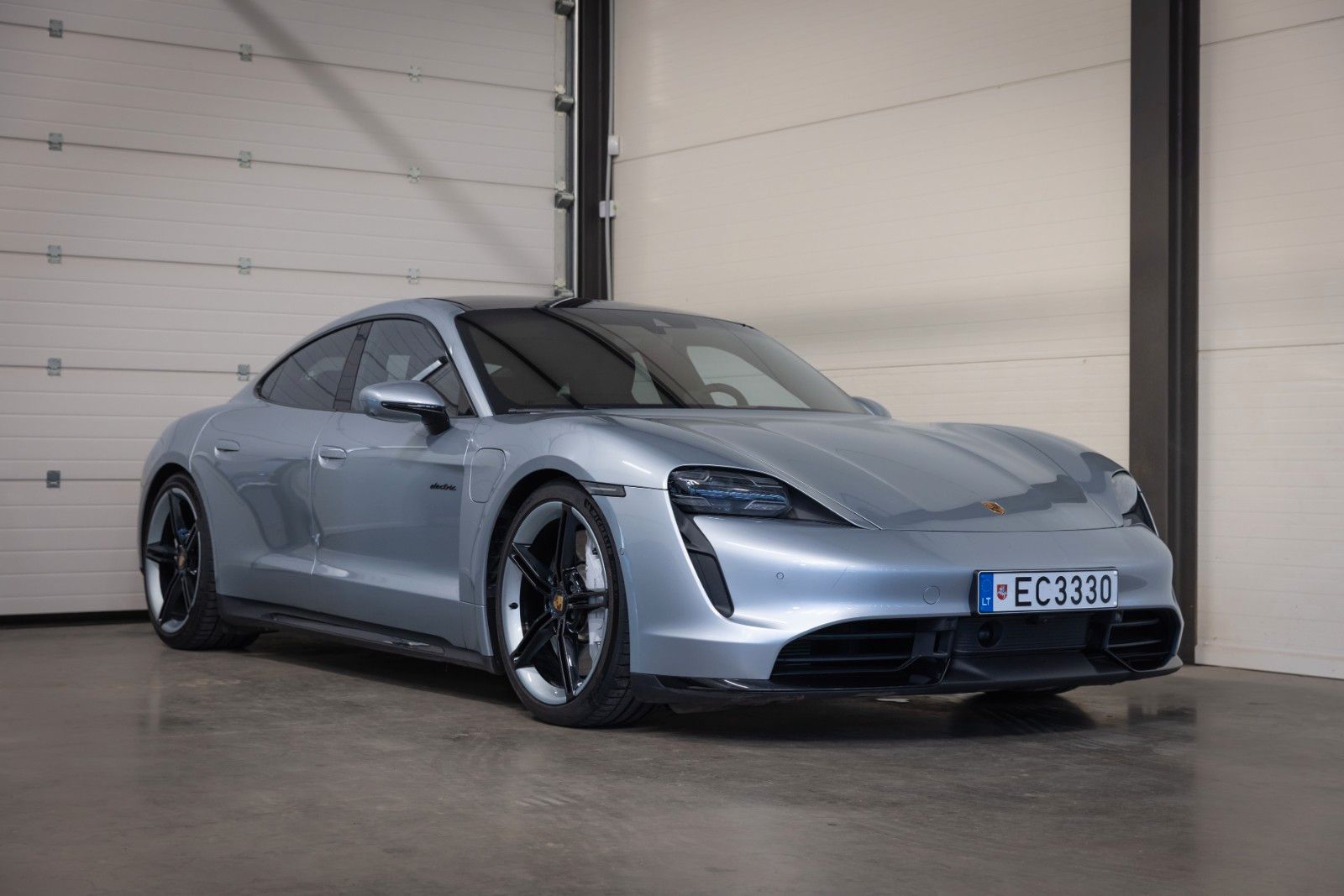 PORSCHE Taycan Turbo, Premium Package, bardeux red