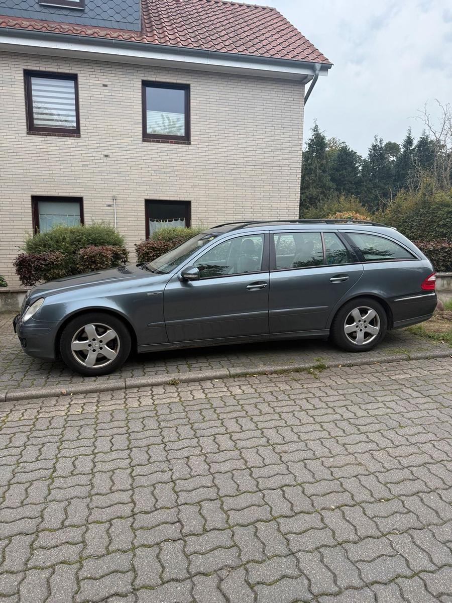 Mercedes-Benz E320 2006 — rear view