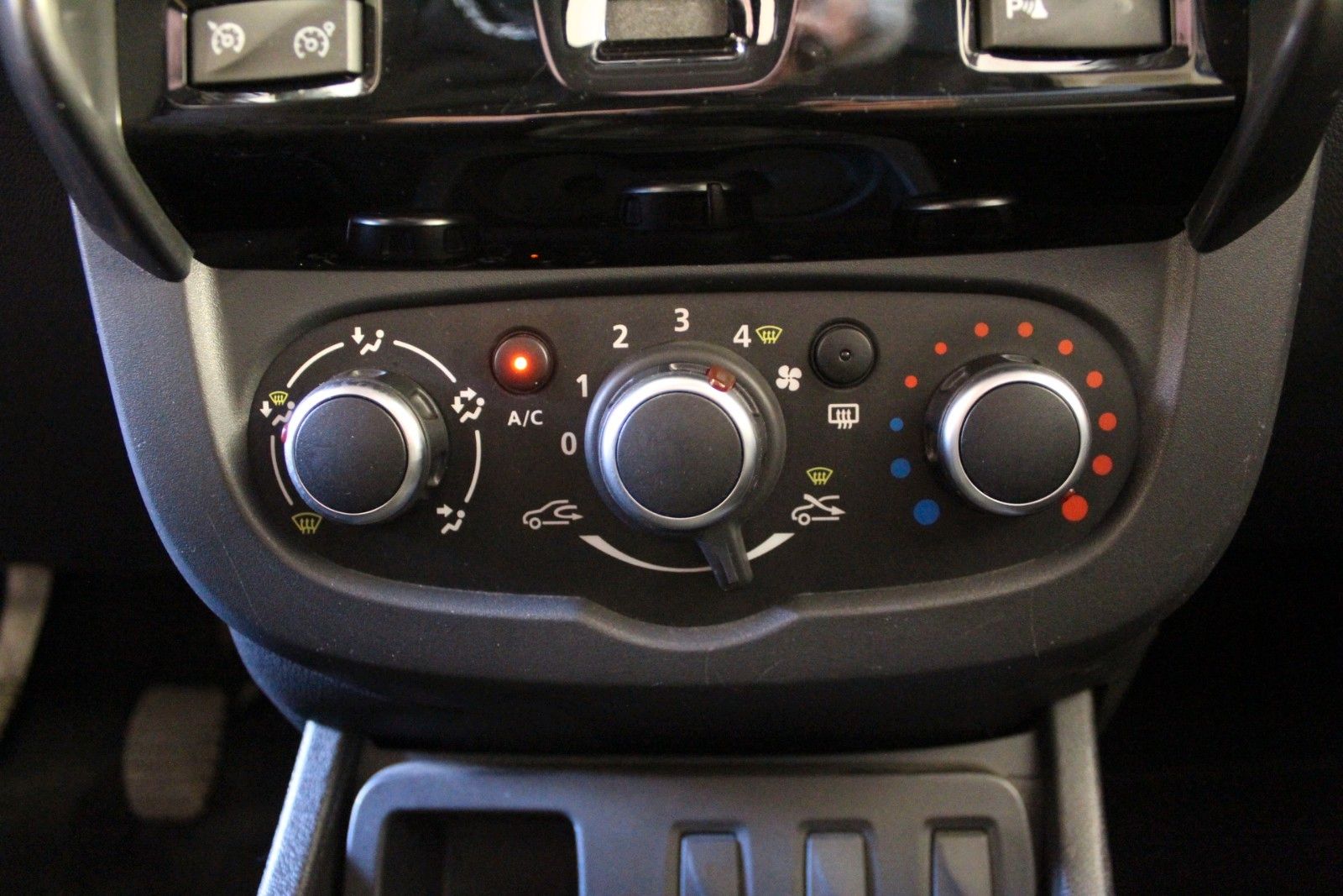 Fahrzeugabbildung Dacia Duster   SCE 115  Laureate   AHK *Navigation*