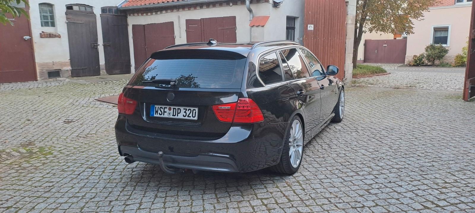 BMW 320 2010 — rear view